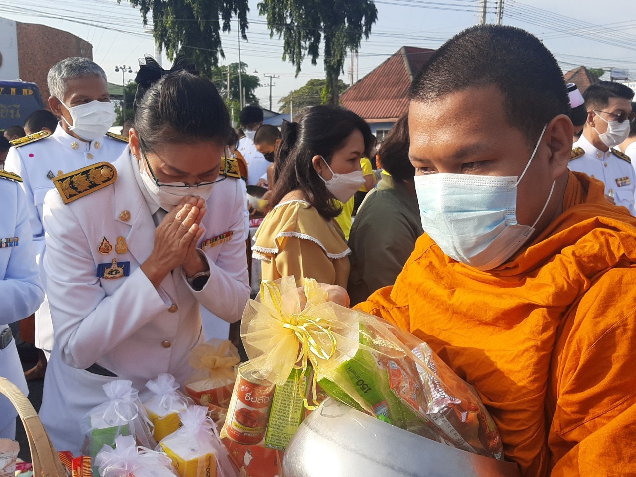 พช.กาญจน์ ร่วมพิธีทำบุญตักบาตรถวายพระราชกุศล และพิธีวางพานพุ่ม และพิธีถวายบังคม ตามกิจกรรมเนื่องในวันคล้ายวันพระราชสมภพพระบาทสมเด็จพระบรมชนกาธิเบศร มหาภูมิพลอดุลยเดชมหาราช บรมนาถบพิตร วันชาติ และวันพ่อแห่งชาติ 5 ธันวาคม 2564