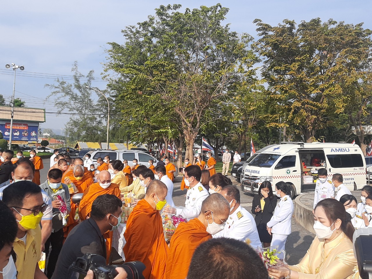 พช.กาญจน์ ร่วมพิธีทำบุญตักบาตรถวายพระราชกุศล และพิธีวางพานพุ่ม และพิธีถวายบังคม ตามกิจกรรมเนื่องในวันคล้ายวันพระราชสมภพพระบาทสมเด็จพระบรมชนกาธิเบศร มหาภูมิพลอดุลยเดชมหาราช บรมนาถบพิตร วันชาติ และวันพ่อแห่งชาติ 5 ธันวาคม 2564
