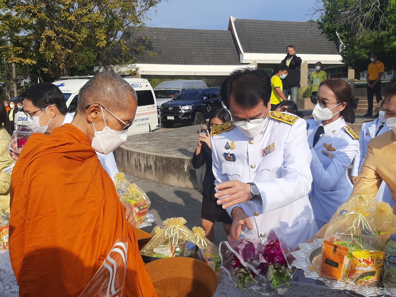 พช.กาญจน์ ร่วมพิธีทำบุญตักบาตรถวายพระราชกุศล และพิธีวางพานพุ่ม และพิธีถวายบังคม ตามกิจกรรมเนื่องในวันคล้ายวันพระราชสมภพพระบาทสมเด็จพระบรมชนกาธิเบศร มหาภูมิพลอดุลยเดชมหาราช บรมนาถบพิตร วันชาติ และวันพ่อแห่งชาติ 5 ธันวาคม 2564