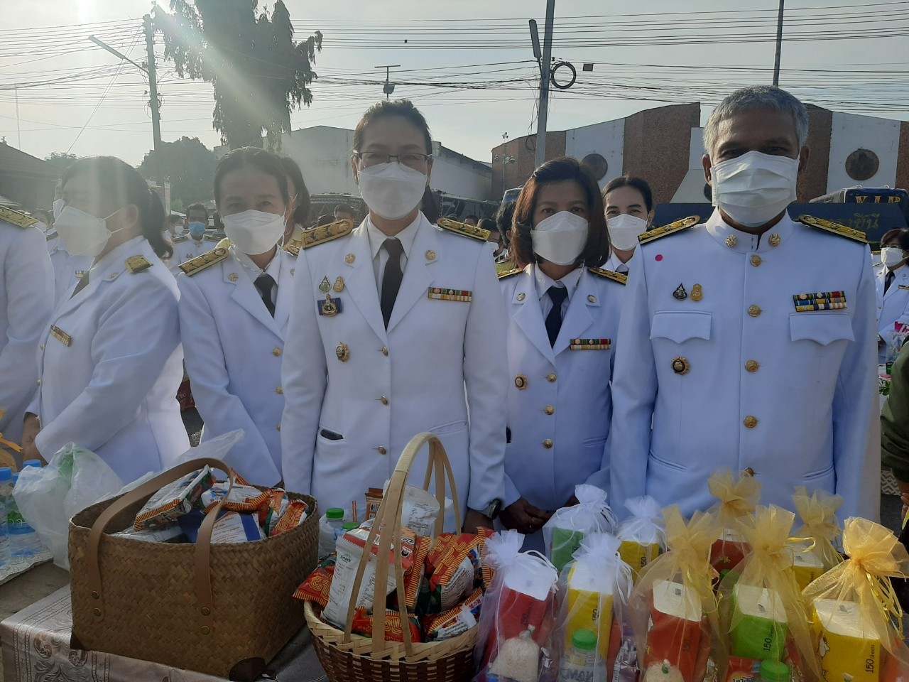 พช.กาญจน์ ร่วมพิธีทำบุญตักบาตรถวายพระราชกุศล และพิธีวางพานพุ่ม และพิธีถวายบังคม ตามกิจกรรมเนื่องในวันคล้ายวันพระราชสมภพพระบาทสมเด็จพระบรมชนกาธิเบศร มหาภูมิพลอดุลยเดชมหาราช บรมนาถบพิตร วันชาติ และวันพ่อแห่งชาติ 5 ธันวาคม 2564