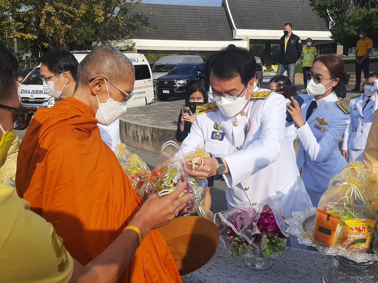 พช.กาญจน์ ร่วมพิธีทำบุญตักบาตรถวายพระราชกุศล และพิธีวางพานพุ่ม และพิธีถวายบังคม ตามกิจกรรมเนื่องในวันคล้ายวันพระราชสมภพพระบาทสมเด็จพระบรมชนกาธิเบศร มหาภูมิพลอดุลยเดชมหาราช บรมนาถบพิตร วันชาติ และวันพ่อแห่งชาติ 5 ธันวาคม 2564