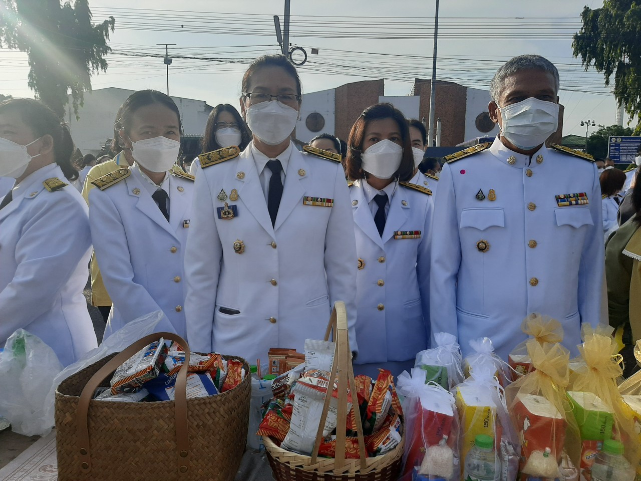 พช.กาญจน์ ร่วมพิธีทำบุญตักบาตรถวายพระราชกุศล และพิธีวางพานพุ่ม และพิธีถวายบังคม ตามกิจกรรมเนื่องในวันคล้ายวันพระราชสมภพพระบาทสมเด็จพระบรมชนกาธิเบศร มหาภูมิพลอดุลยเดชมหาราช บรมนาถบพิตร วันชาติ และวันพ่อแห่งชาติ 5 ธันวาคม 2564