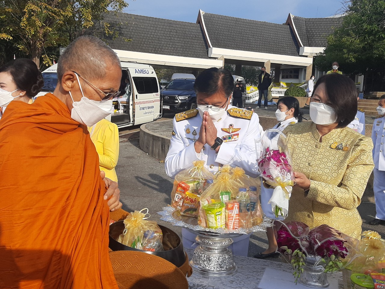 พช.กาญจน์ ร่วมพิธีทำบุญตักบาตรถวายพระราชกุศล และพิธีวางพานพุ่ม และพิธีถวายบังคม ตามกิจกรรมเนื่องในวันคล้ายวันพระราชสมภพพระบาทสมเด็จพระบรมชนกาธิเบศร มหาภูมิพลอดุลยเดชมหาราช บรมนาถบพิตร วันชาติ และวันพ่อแห่งชาติ 5 ธันวาคม 2564