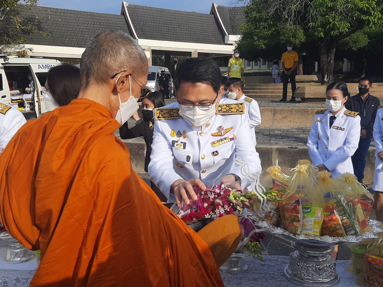 พช.กาญจน์ ร่วมพิธีทำบุญตักบาตรถวายพระราชกุศล และพิธีวางพานพุ่ม และพิธีถวายบังคม ตามกิจกรรมเนื่องในวันคล้ายวันพระราชสมภพพระบาทสมเด็จพระบรมชนกาธิเบศร มหาภูมิพลอดุลยเดชมหาราช บรมนาถบพิตร วันชาติ และวันพ่อแห่งชาติ 5 ธันวาคม 2564