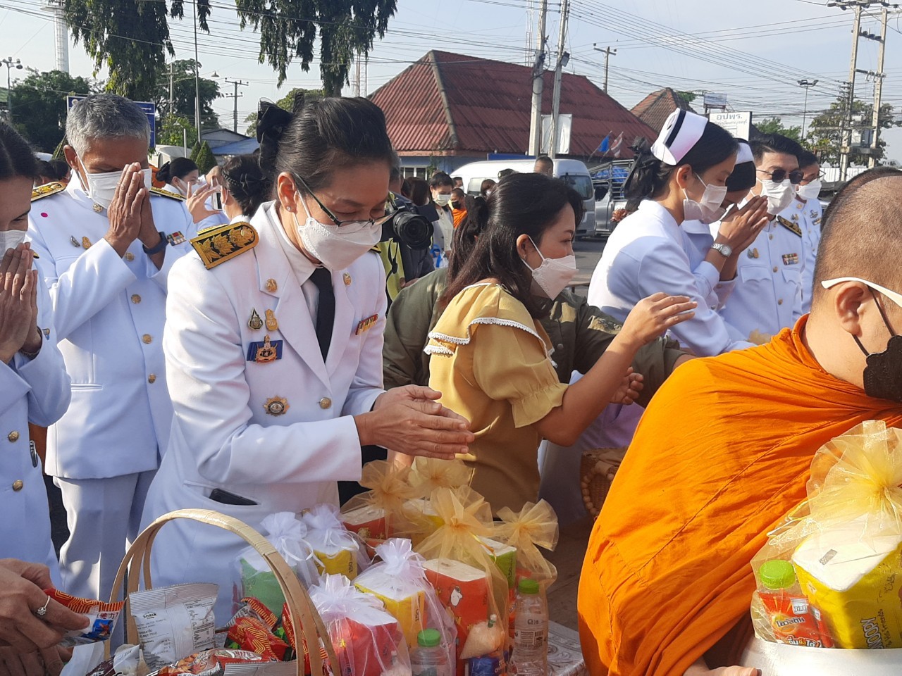 พช.กาญจน์ ร่วมพิธีทำบุญตักบาตรถวายพระราชกุศล และพิธีวางพานพุ่ม และพิธีถวายบังคม ตามกิจกรรมเนื่องในวันคล้ายวันพระราชสมภพพระบาทสมเด็จพระบรมชนกาธิเบศร มหาภูมิพลอดุลยเดชมหาราช บรมนาถบพิตร วันชาติ และวันพ่อแห่งชาติ 5 ธันวาคม 2564