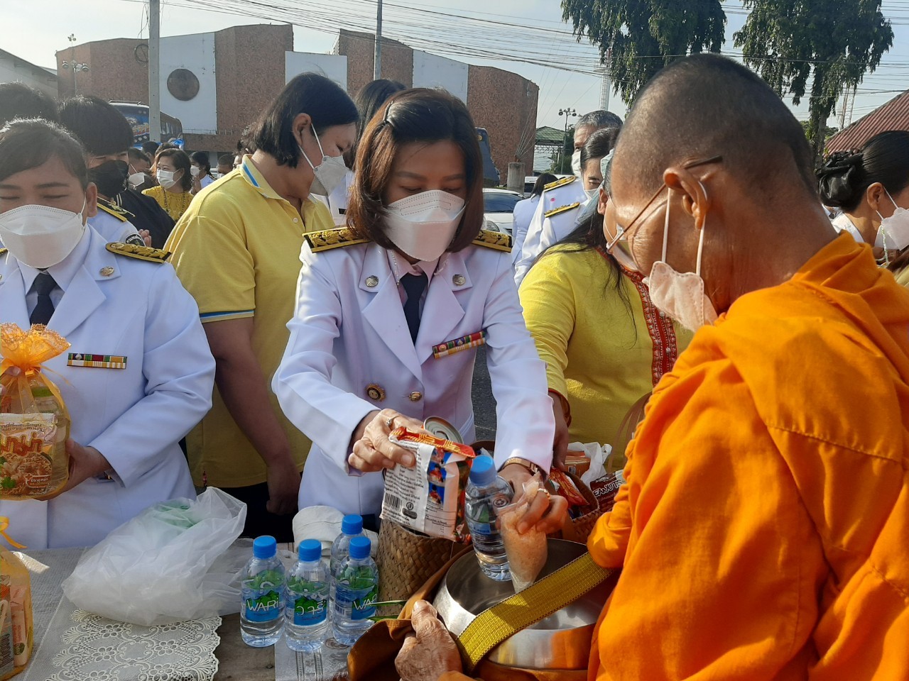 พช.กาญจน์ ร่วมพิธีทำบุญตักบาตรถวายพระราชกุศล และพิธีวางพานพุ่ม และพิธีถวายบังคม ตามกิจกรรมเนื่องในวันคล้ายวันพระราชสมภพพระบาทสมเด็จพระบรมชนกาธิเบศร มหาภูมิพลอดุลยเดชมหาราช บรมนาถบพิตร วันชาติ และวันพ่อแห่งชาติ 5 ธันวาคม 2564