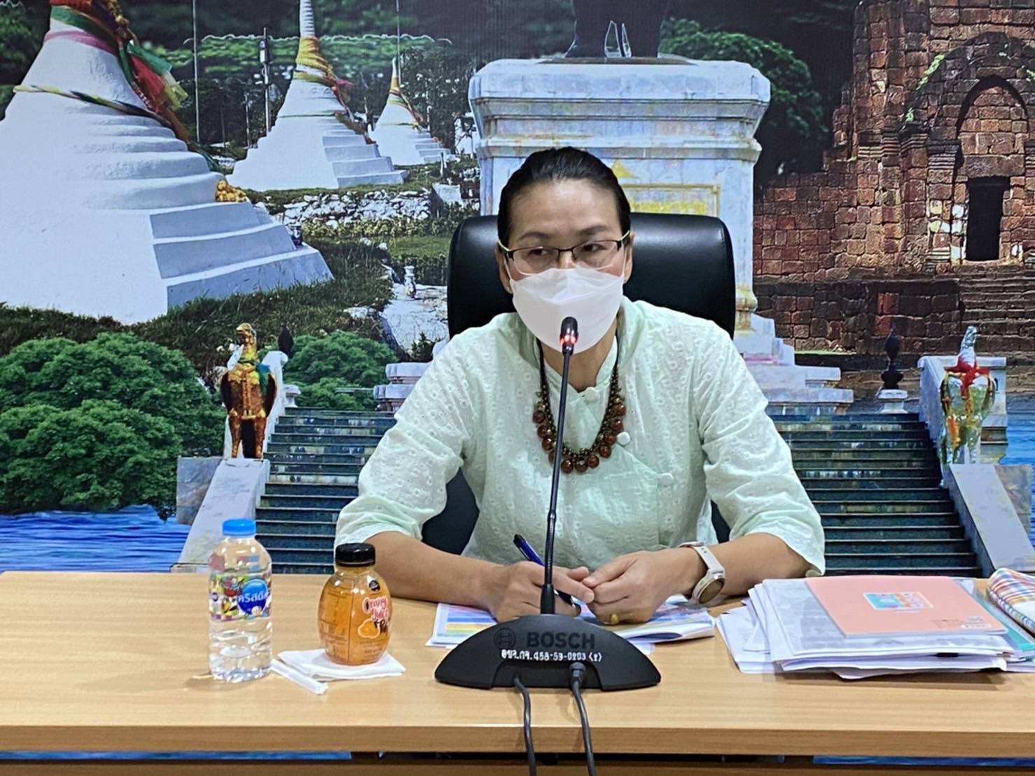 พช. กาญจน์ ประชุมแนวทางการขับเคลื่อน แก่ทีมแก้จน!