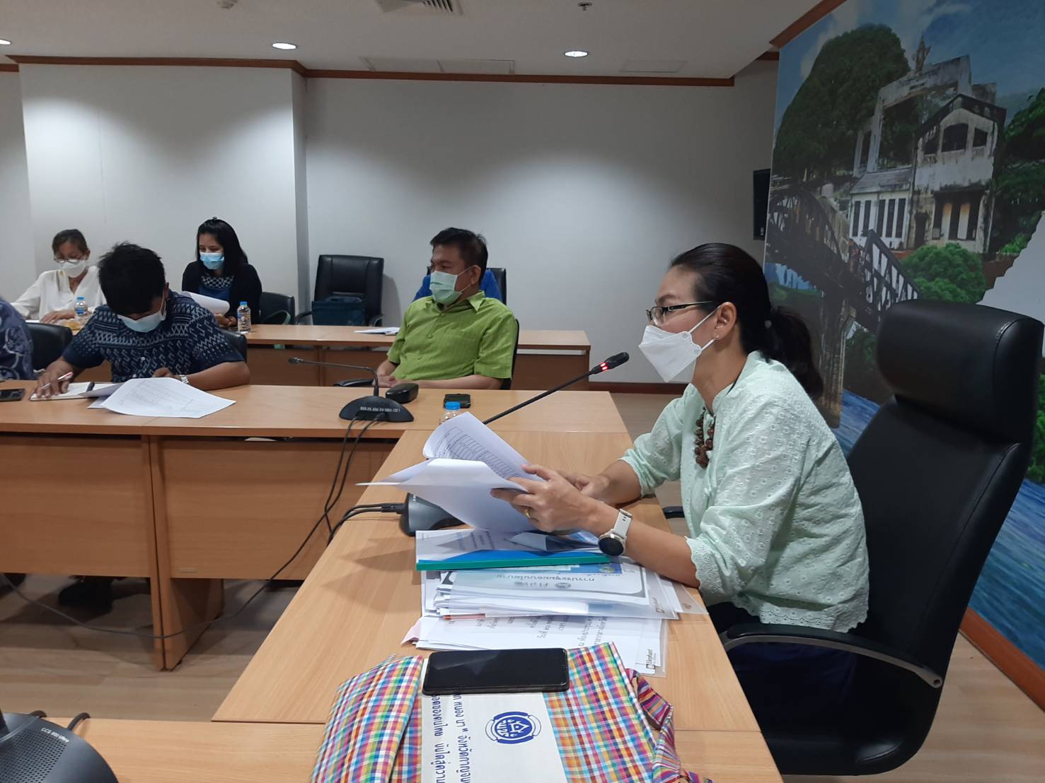 พช. กาญจน์ ประชุมแนวทางการขับเคลื่อน แก่ทีมแก้จน!