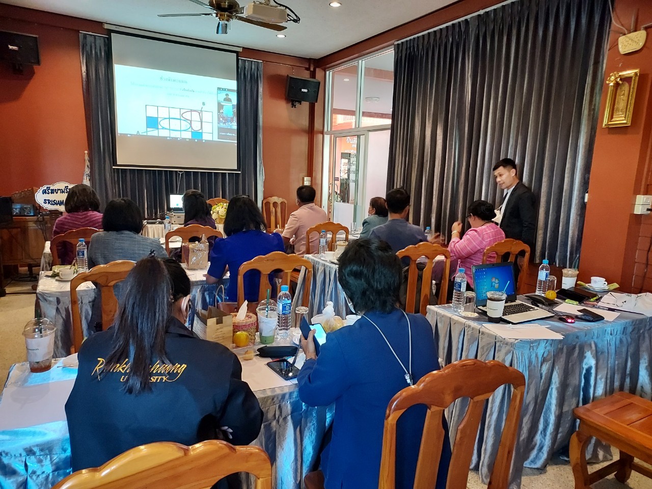 พัฒนาการอำเภอกาญจน์ ร่วมการประชุมโครงการฝึกอบรมบุคลากรกรมการพัฒนาชุมชน หลักสูตรเสริมสมรรถนะพัฒนาการอำเภอ ประจำปีงบประมาณ 2565 ผ่านระบบ Zoom Cloud Meeting