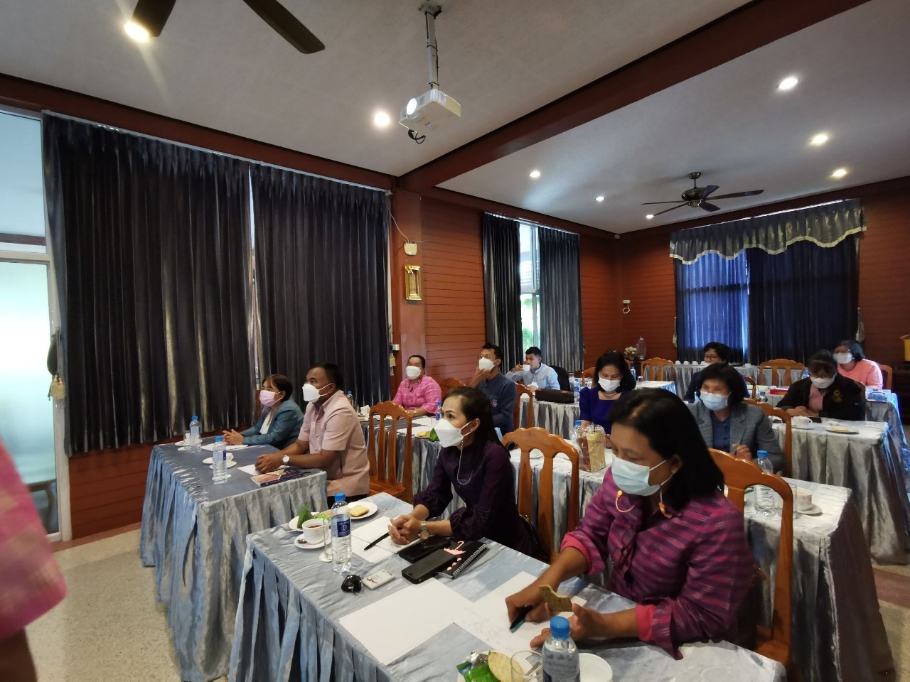 พัฒนาการอำเภอกาญจน์ ร่วมการประชุมโครงการฝึกอบรมบุคลากรกรมการพัฒนาชุมชน หลักสูตรเสริมสมรรถนะพัฒนาการอำเภอ ประจำปีงบประมาณ 2565 ผ่านระบบ Zoom Cloud Meeting