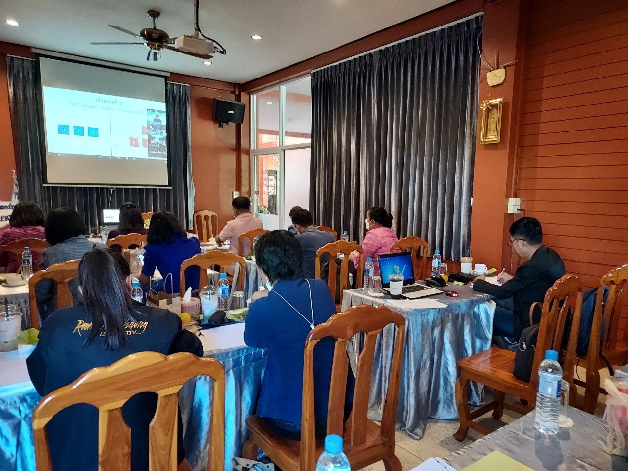 พัฒนาการอำเภอกาญจน์ ร่วมการประชุมโครงการฝึกอบรมบุคลากรกรมการพัฒนาชุมชน หลักสูตรเสริมสมรรถนะพัฒนาการอำเภอ ประจำปีงบประมาณ 2565 ผ่านระบบ Zoom Cloud Meeting