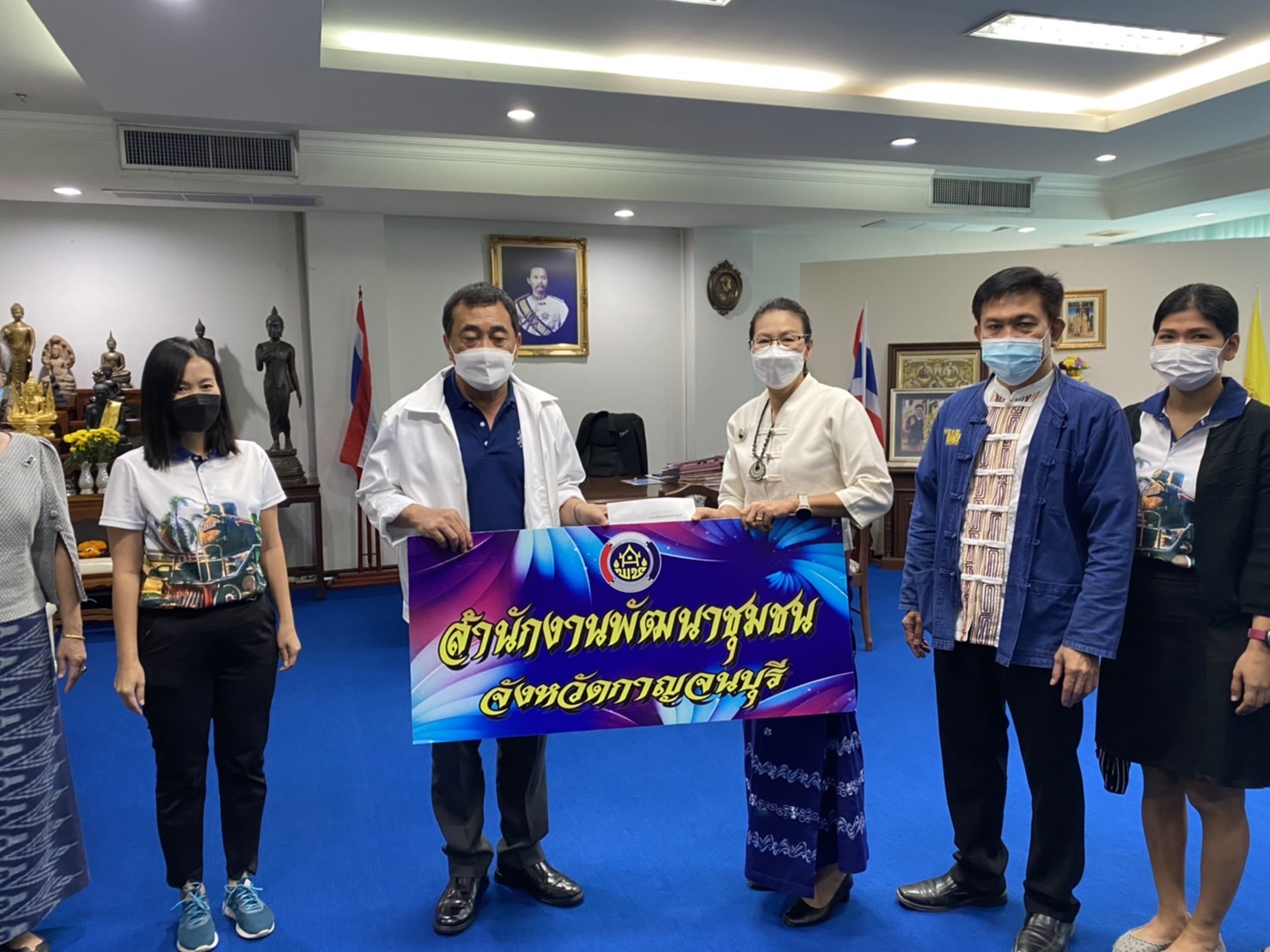 พช. กาญจนบุรี ร่วมบริจาคเงินในกิจกรรมวันรวมน้ำใจให้กาชาด