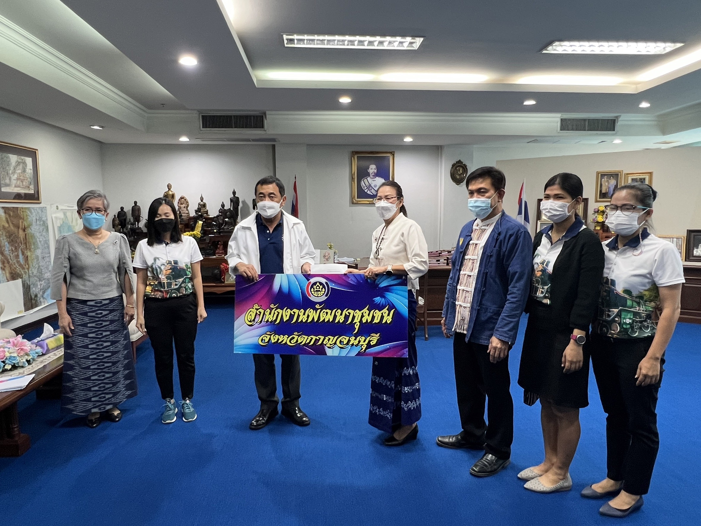 พช. กาญจนบุรี ร่วมบริจาคเงินในกิจกรรมวันรวมน้ำใจให้กาชาด