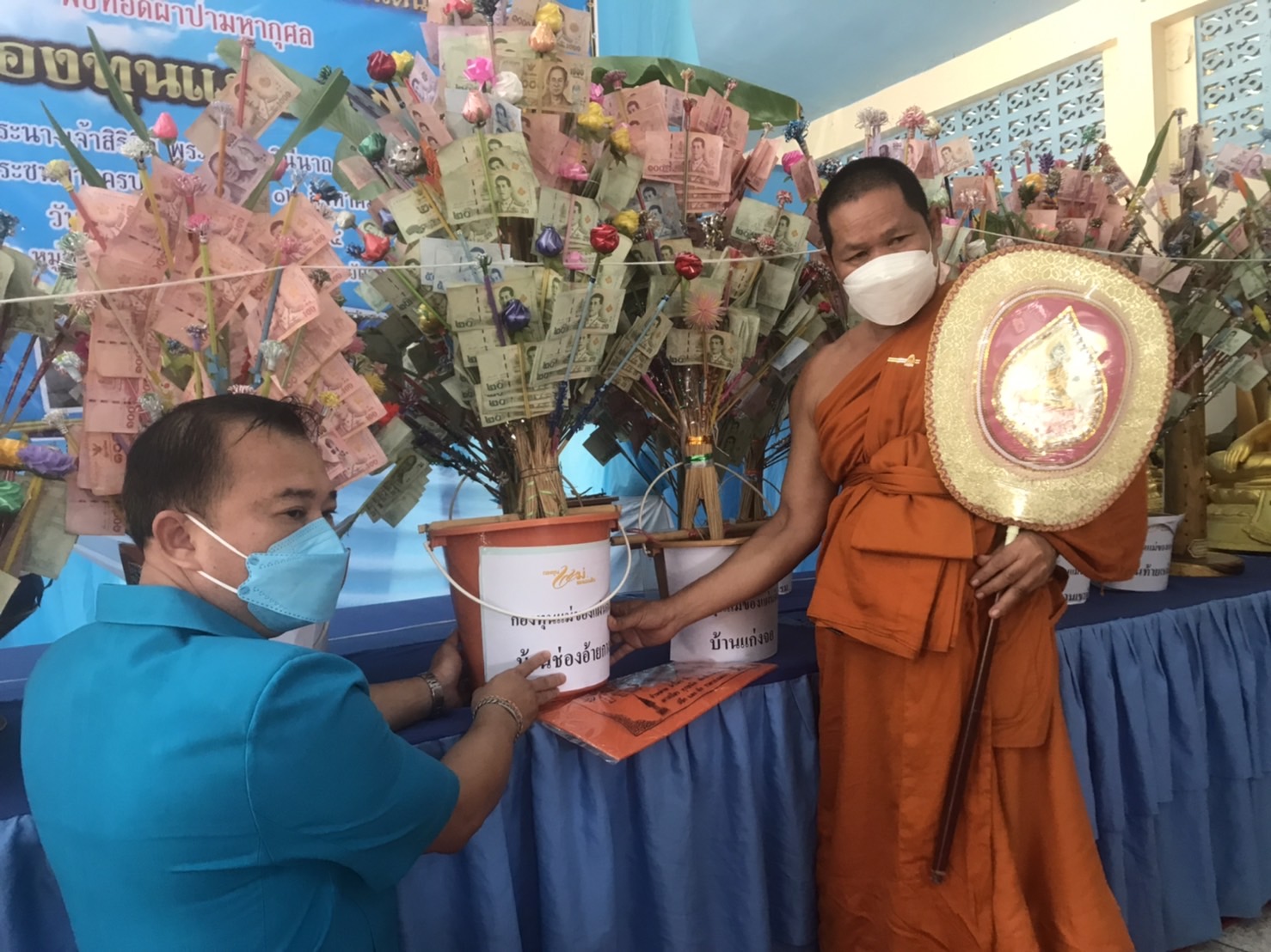 “พัฒนาการจังหวัดกาญจนบุรี ร่วมพิธีใหญ่ทอดผ้าป่ามหากุศล ” 17 ปี กองทุนแม่ของแผ่นดิน” อำเภอไทรโยค และลงพื้นที่ให้กำลังใจผู้ผ่านการบำบัดที่ได้รับงบจาก ปปส. สร้างงาน สร้างรายได้ ไกลจากยาเสพติด”