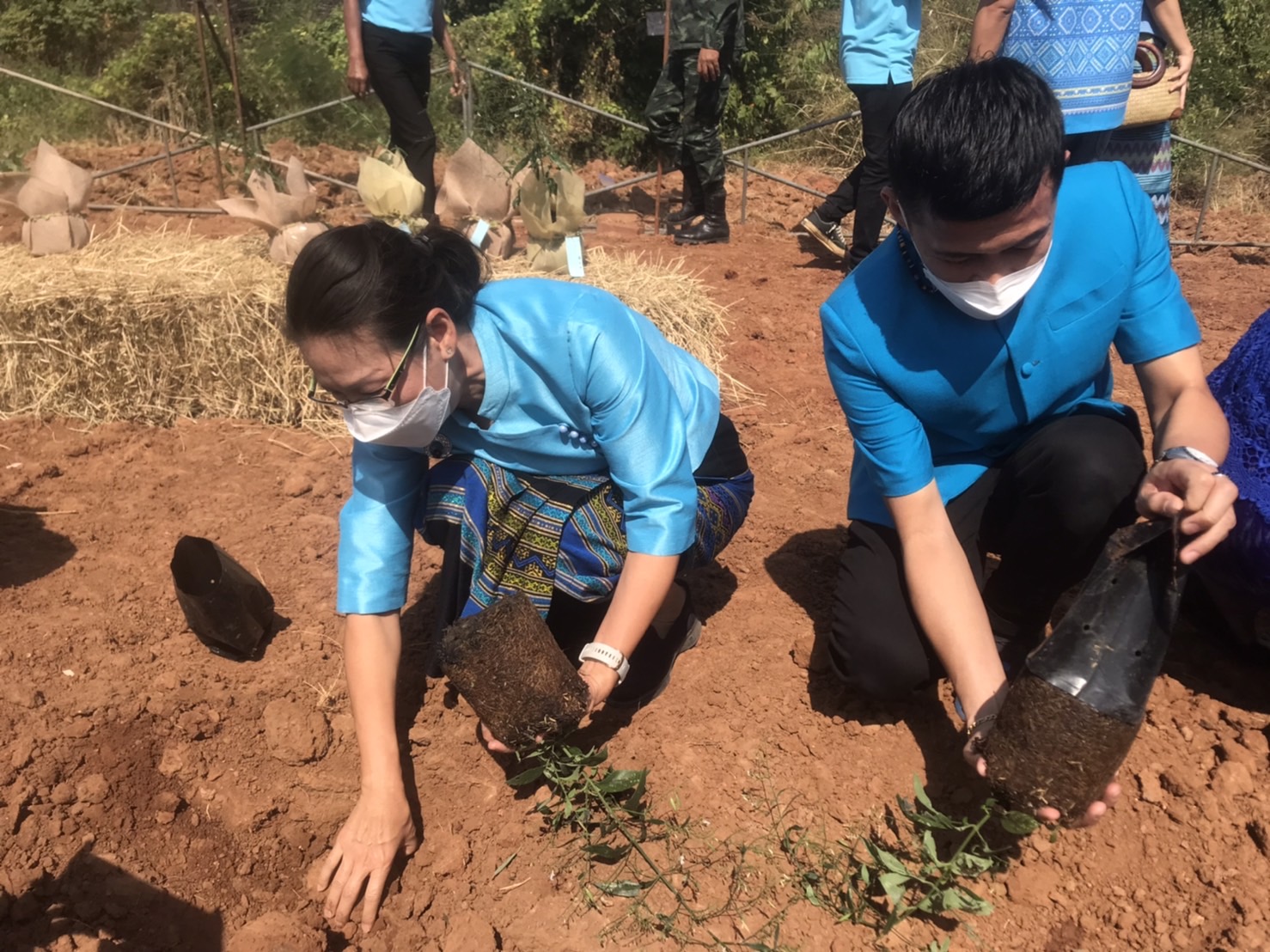 “พัฒนาการจังหวัดกาญจนบุรี ร่วมพิธีใหญ่ทอดผ้าป่ามหากุศล ” 17 ปี กองทุนแม่ของแผ่นดิน” อำเภอไทรโยค และลงพื้นที่ให้กำลังใจผู้ผ่านการบำบัดที่ได้รับงบจาก ปปส. สร้างงาน สร้างรายได้ ไกลจากยาเสพติด”