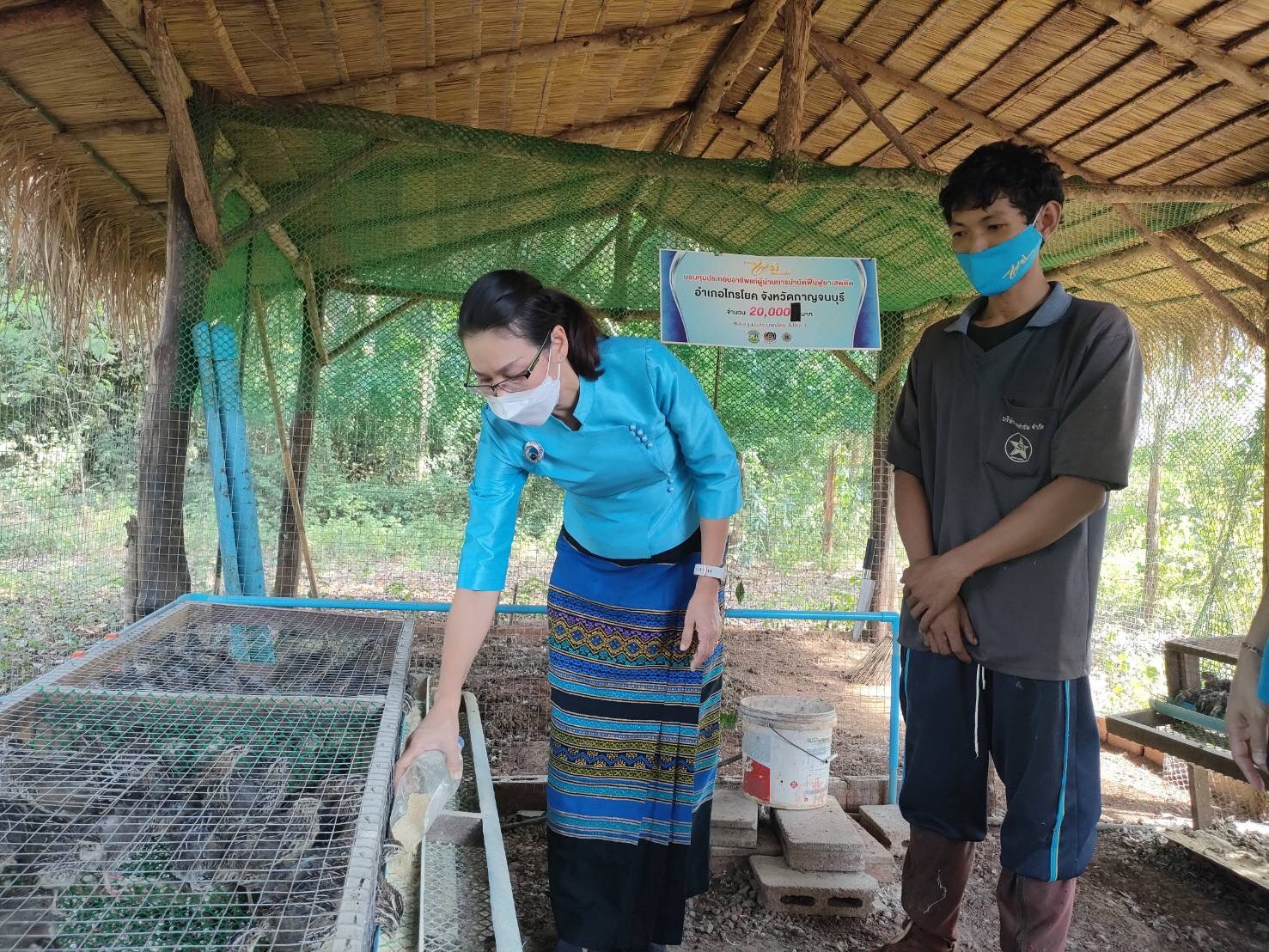 “พัฒนาการจังหวัดกาญจนบุรี ร่วมพิธีใหญ่ทอดผ้าป่ามหากุศล ” 17 ปี กองทุนแม่ของแผ่นดิน” อำเภอไทรโยค และลงพื้นที่ให้กำลังใจผู้ผ่านการบำบัดที่ได้รับงบจาก ปปส. สร้างงาน สร้างรายได้ ไกลจากยาเสพติด”