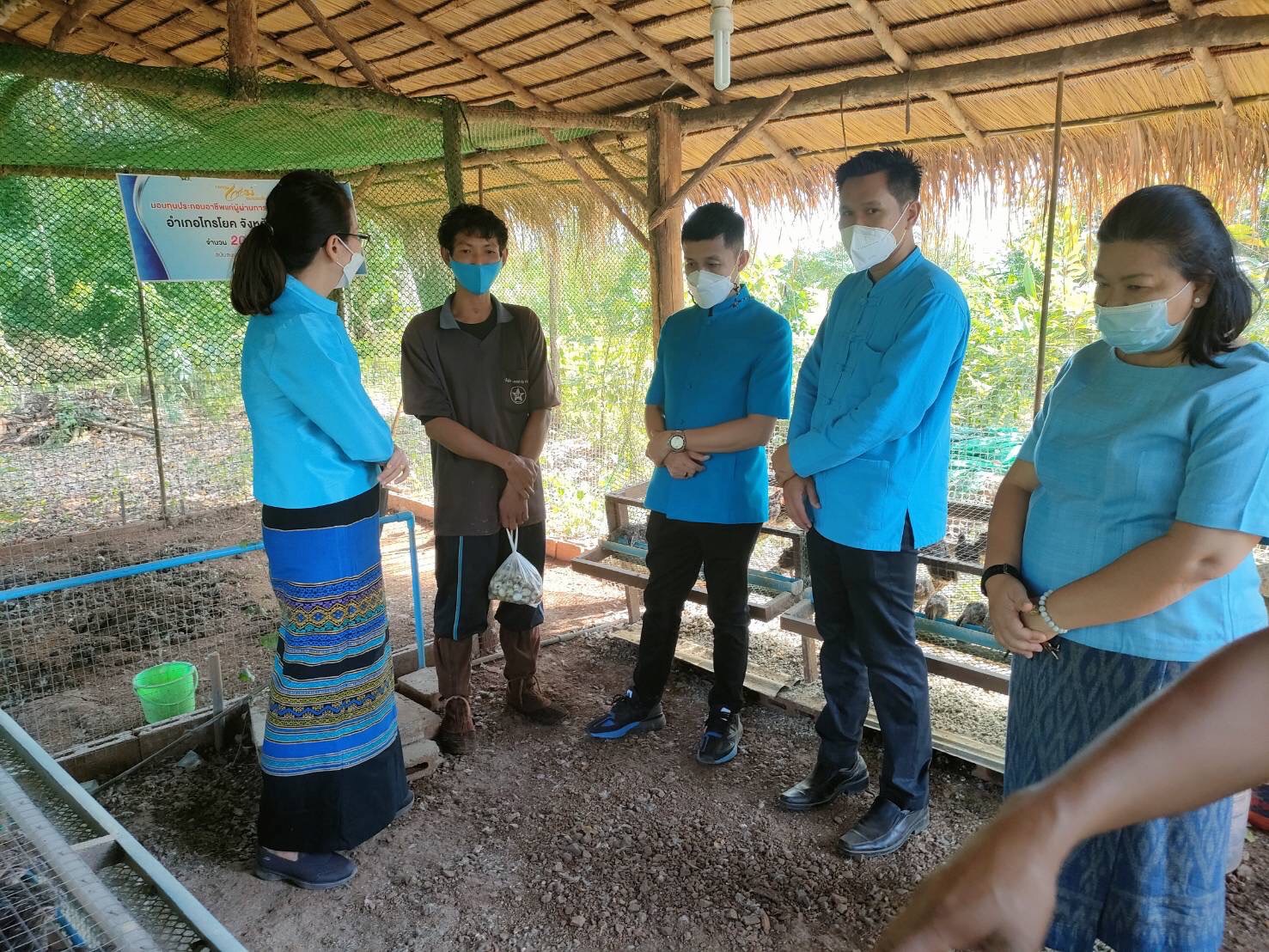 “พัฒนาการจังหวัดกาญจนบุรี ร่วมพิธีใหญ่ทอดผ้าป่ามหากุศล ” 17 ปี กองทุนแม่ของแผ่นดิน” อำเภอไทรโยค และลงพื้นที่ให้กำลังใจผู้ผ่านการบำบัดที่ได้รับงบจาก ปปส. สร้างงาน สร้างรายได้ ไกลจากยาเสพติด”