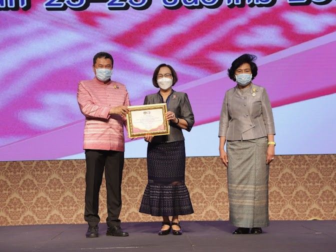 ?? กองทุนพัฒนาบทบาทสตรีจังหวัดกาญจนบุรี รับรางวัลอีกแล้ว!!! จากปลัดกระทรวงมหาดไทย ??