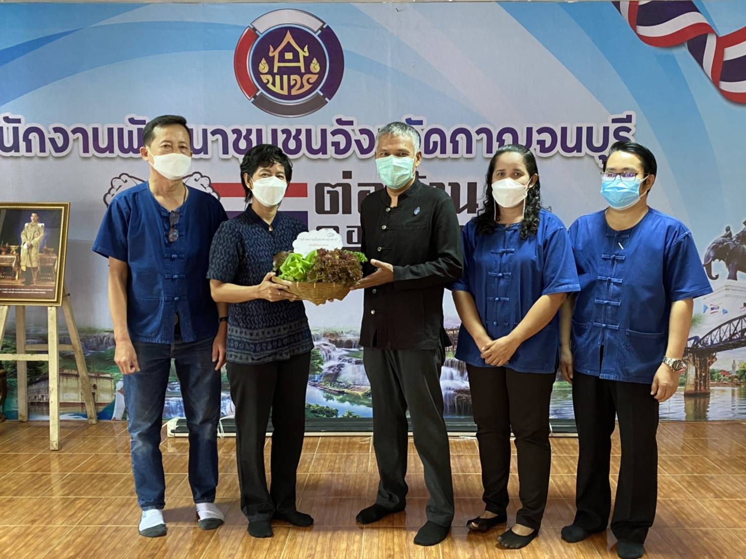 ? CDD KAN News : พช.กาญจนบุรี จัดประชุมผู้บริหารและนักวิชาการพัฒนาชุมชน สำนักงานพัฒนาชุมชนจังหวัดกาญจนบุรี ครั้งที่ 11/2564 และร่วมอวยพรปีใหม่แก่พัฒนาชุมชนจังหวัดกาญจนบุรี ???