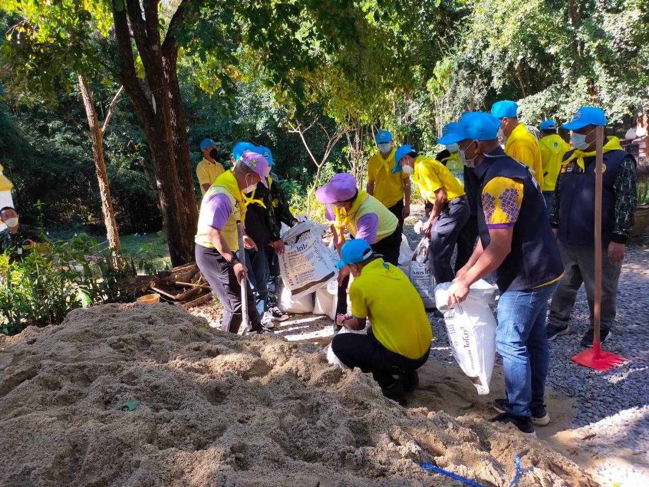 ? CDD KAN News : พช.กาญจนบุรี ร่วมกิจกรรมจิตอาสาทำฝายชะลอน้ำและแนวกันไฟ ในพื้นที่โครงการห้วยองคตอันเนื่องมาจากพระราชดำริ