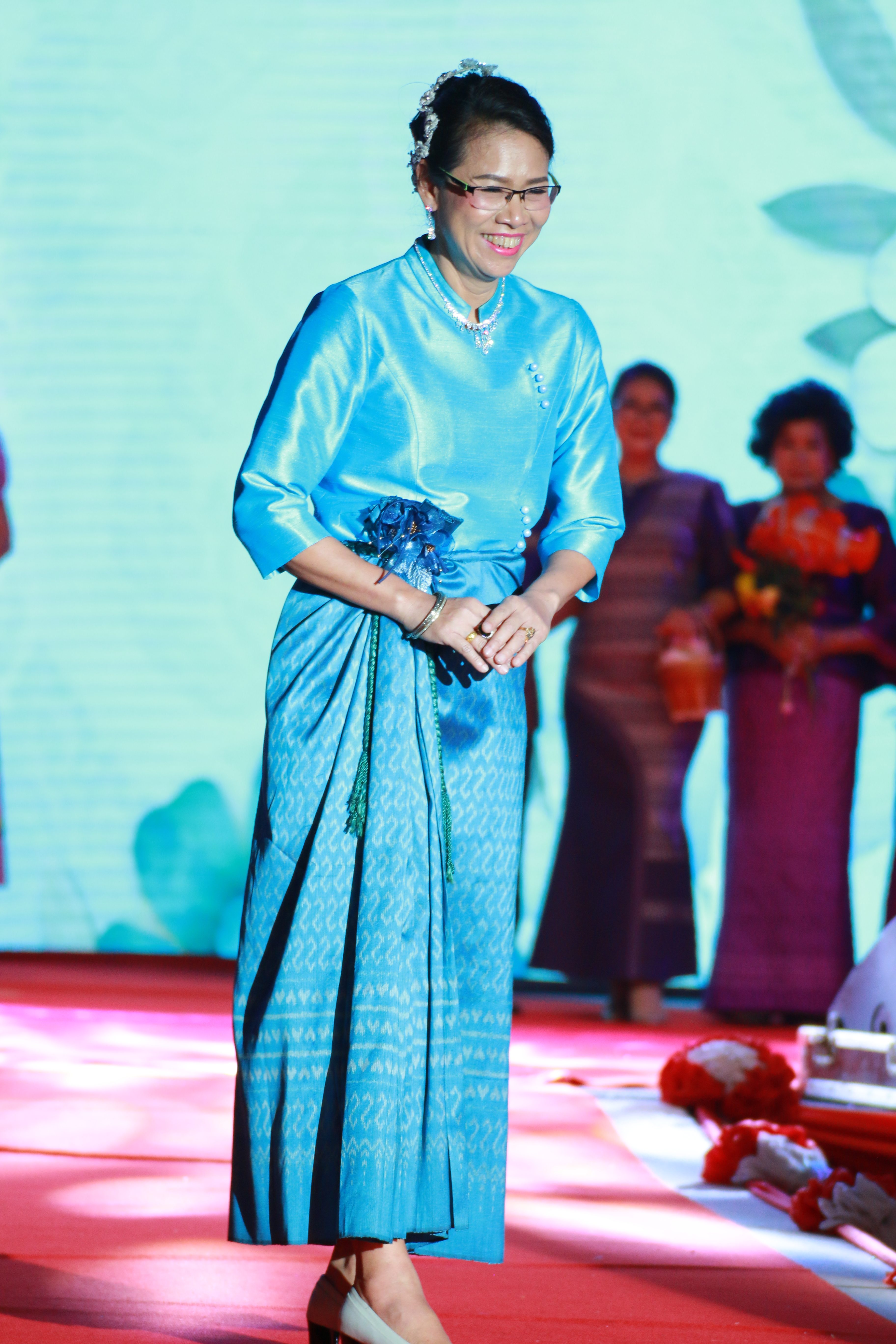 “พัฒนาชุมชนเมืองกาญจน์ ชวนพาชมความสวยงามผ้าไทยในงาน“กาญจนบุรี รักษ์ผ้าไทย รวมน้ำใจ ช่วยกาชาด” และชวนเที่ยวงานสะพาน 64″