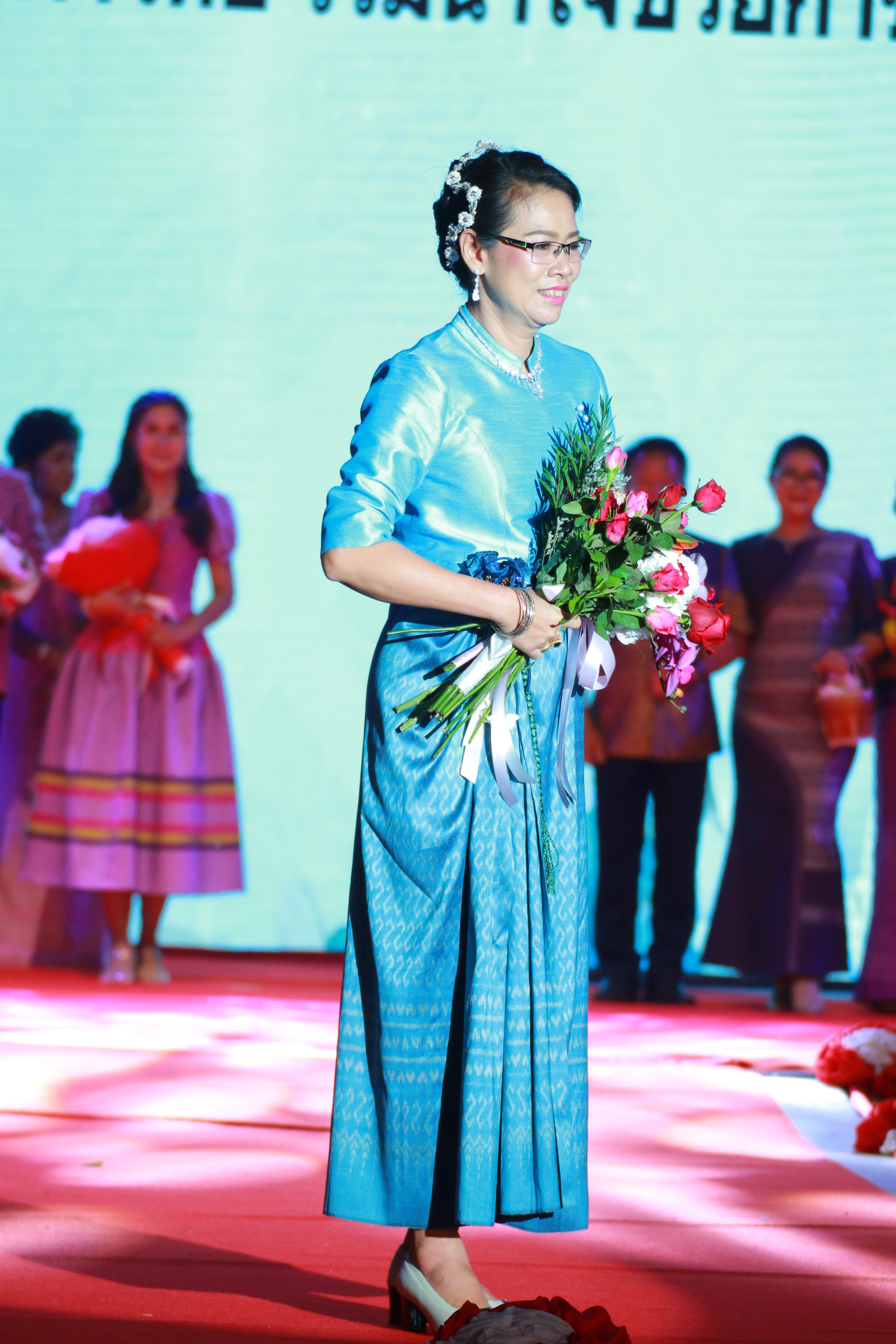 “พัฒนาชุมชนเมืองกาญจน์ ชวนพาชมความสวยงามผ้าไทยในงาน“กาญจนบุรี รักษ์ผ้าไทย รวมน้ำใจ ช่วยกาชาด” และชวนเที่ยวงานสะพาน 64″