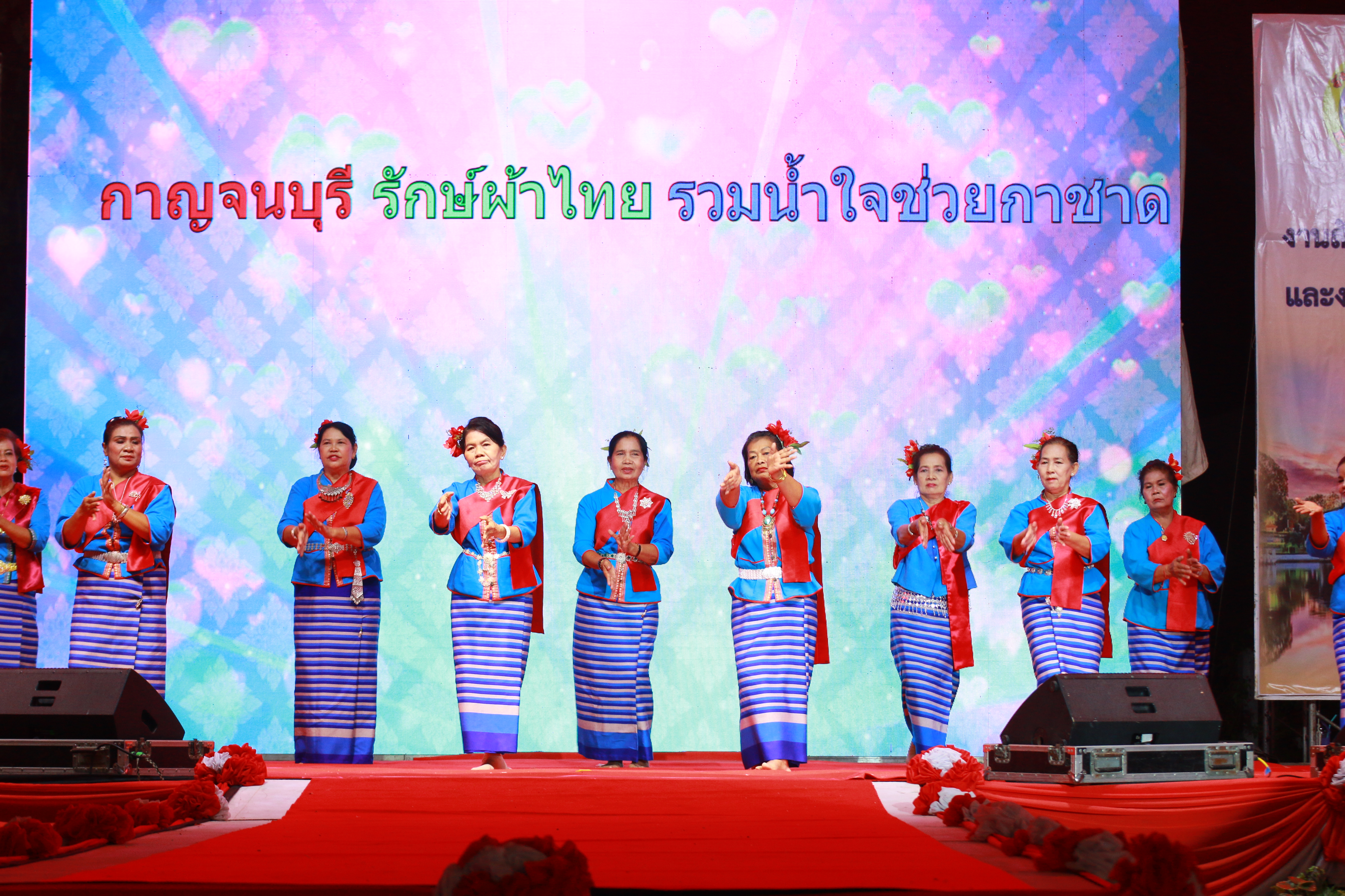 “ผู้ว่าฯ เมืองกาญจน์และนายกเหล่ากาชาด นำทีมโชว์ความสวยงามผ้าลายขอเจ้าฟ้าสิริวัณณวรีฯ หวังสร้างแรงกระตุ้นความนิยมสวมใส่ผ้าไทย ”