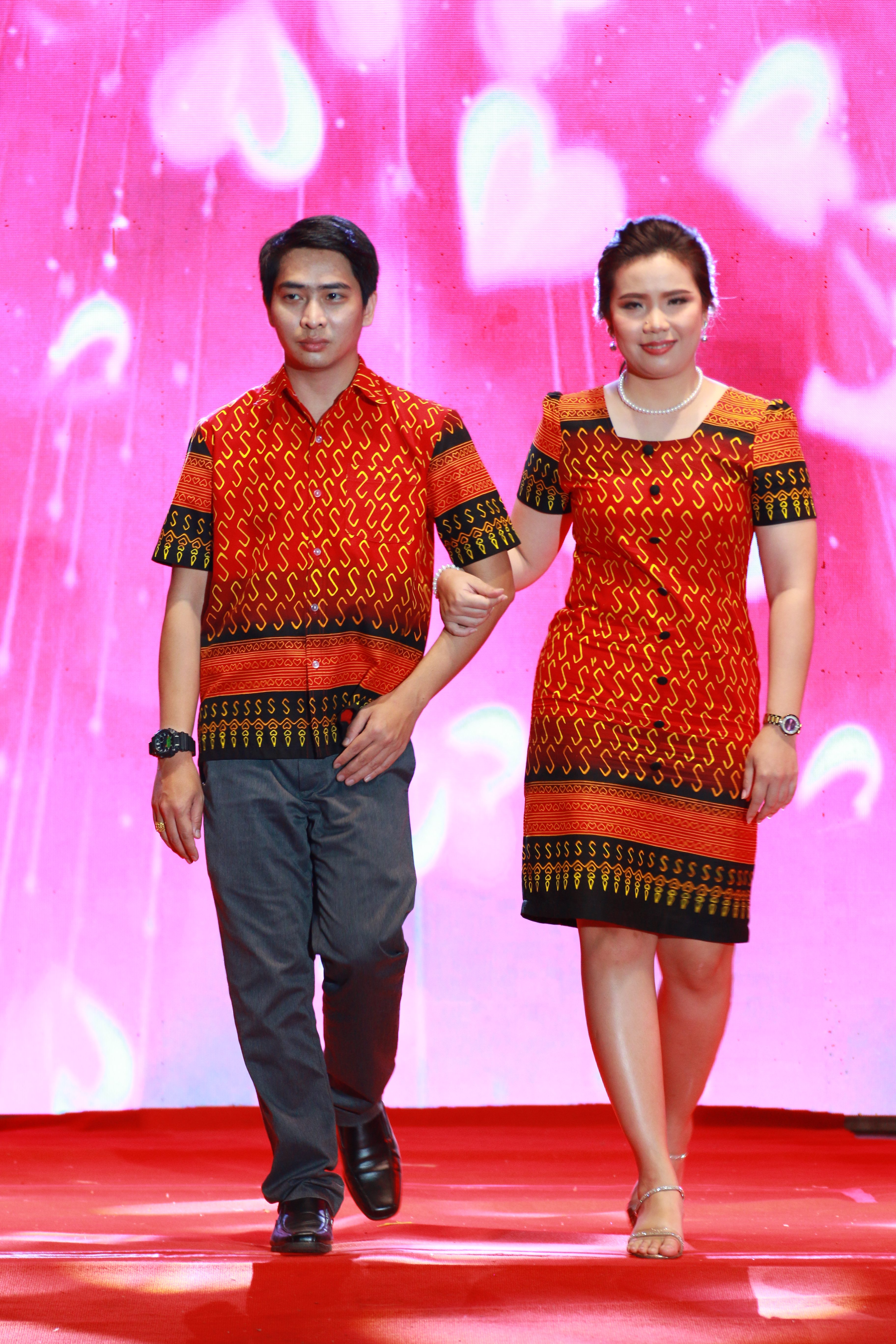 “ผู้ว่าฯ เมืองกาญจน์และนายกเหล่ากาชาด นำทีมโชว์ความสวยงามผ้าลายขอเจ้าฟ้าสิริวัณณวรีฯ หวังสร้างแรงกระตุ้นความนิยมสวมใส่ผ้าไทย ”