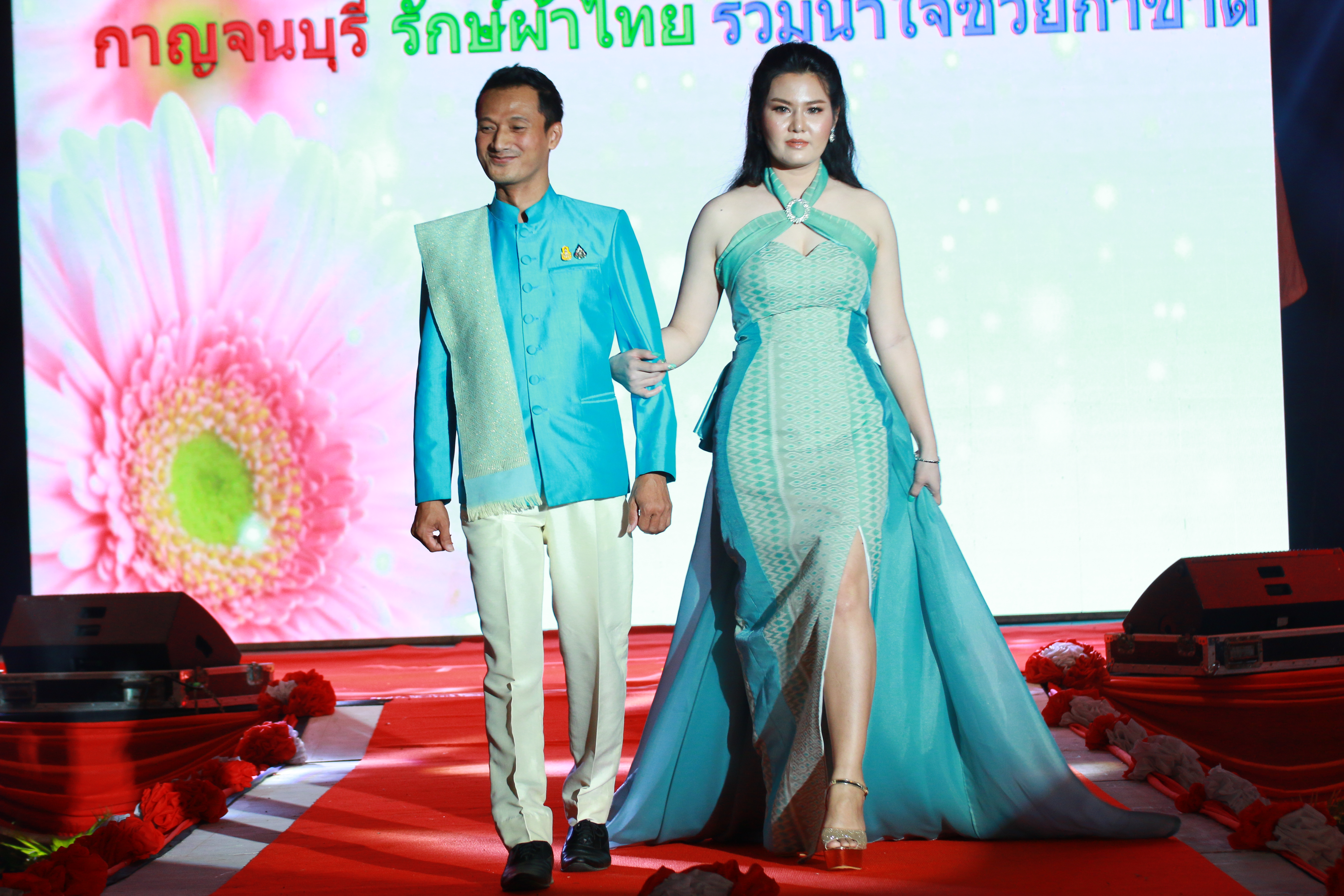 “ผู้ว่าฯ เมืองกาญจน์และนายกเหล่ากาชาด นำทีมโชว์ความสวยงามผ้าลายขอเจ้าฟ้าสิริวัณณวรีฯ หวังสร้างแรงกระตุ้นความนิยมสวมใส่ผ้าไทย ”