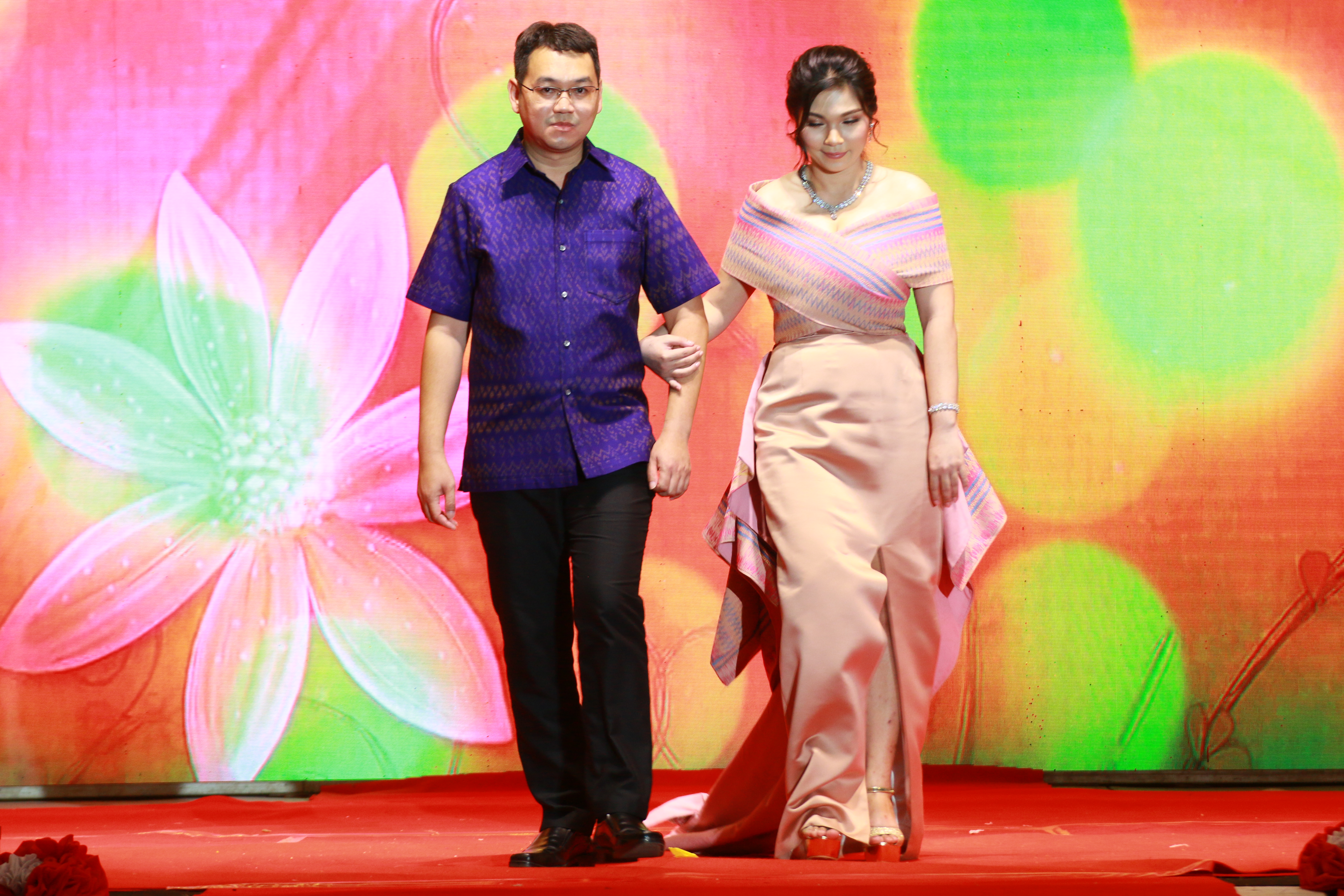 “ผู้ว่าฯ เมืองกาญจน์และนายกเหล่ากาชาด นำทีมโชว์ความสวยงามผ้าลายขอเจ้าฟ้าสิริวัณณวรีฯ หวังสร้างแรงกระตุ้นความนิยมสวมใส่ผ้าไทย ”