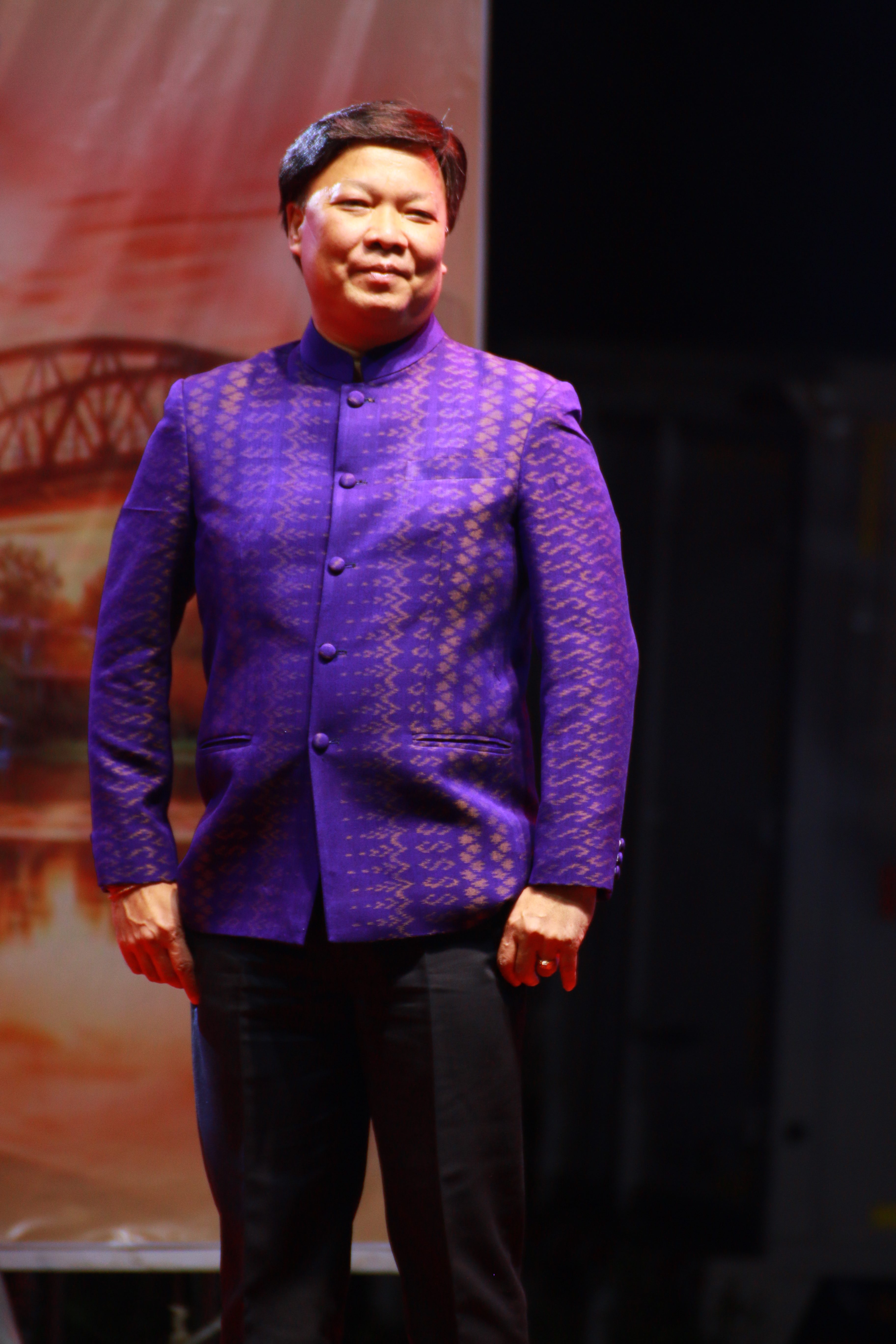 “ผู้ว่าฯ เมืองกาญจน์และนายกเหล่ากาชาด นำทีมโชว์ความสวยงามผ้าลายขอเจ้าฟ้าสิริวัณณวรีฯ หวังสร้างแรงกระตุ้นความนิยมสวมใส่ผ้าไทย ”