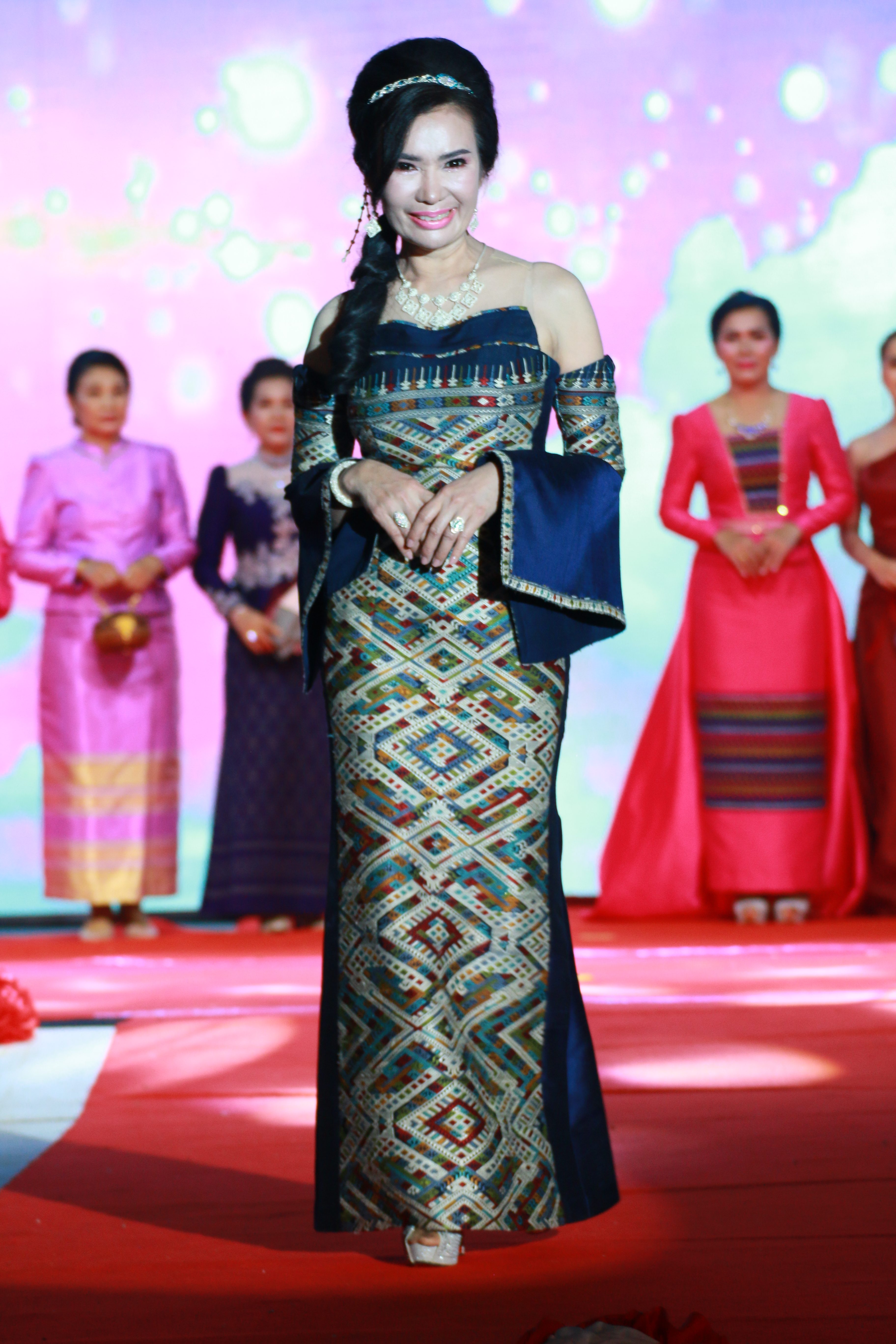 “ผู้ว่าฯ เมืองกาญจน์และนายกเหล่ากาชาด นำทีมโชว์ความสวยงามผ้าลายขอเจ้าฟ้าสิริวัณณวรีฯ หวังสร้างแรงกระตุ้นความนิยมสวมใส่ผ้าไทย ”