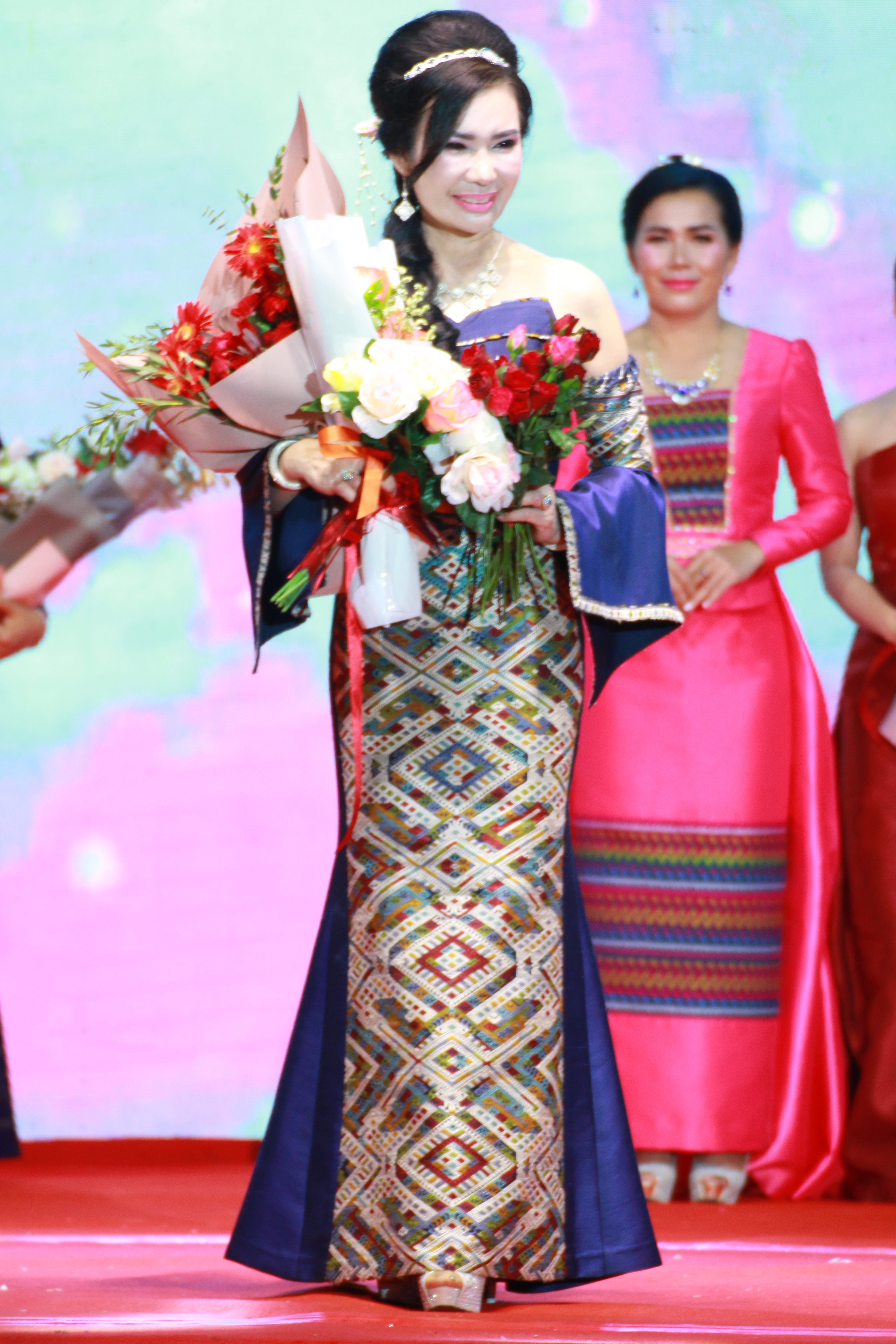 “ผู้ว่าฯ เมืองกาญจน์และนายกเหล่ากาชาด นำทีมโชว์ความสวยงามผ้าลายขอเจ้าฟ้าสิริวัณณวรีฯ หวังสร้างแรงกระตุ้นความนิยมสวมใส่ผ้าไทย ”