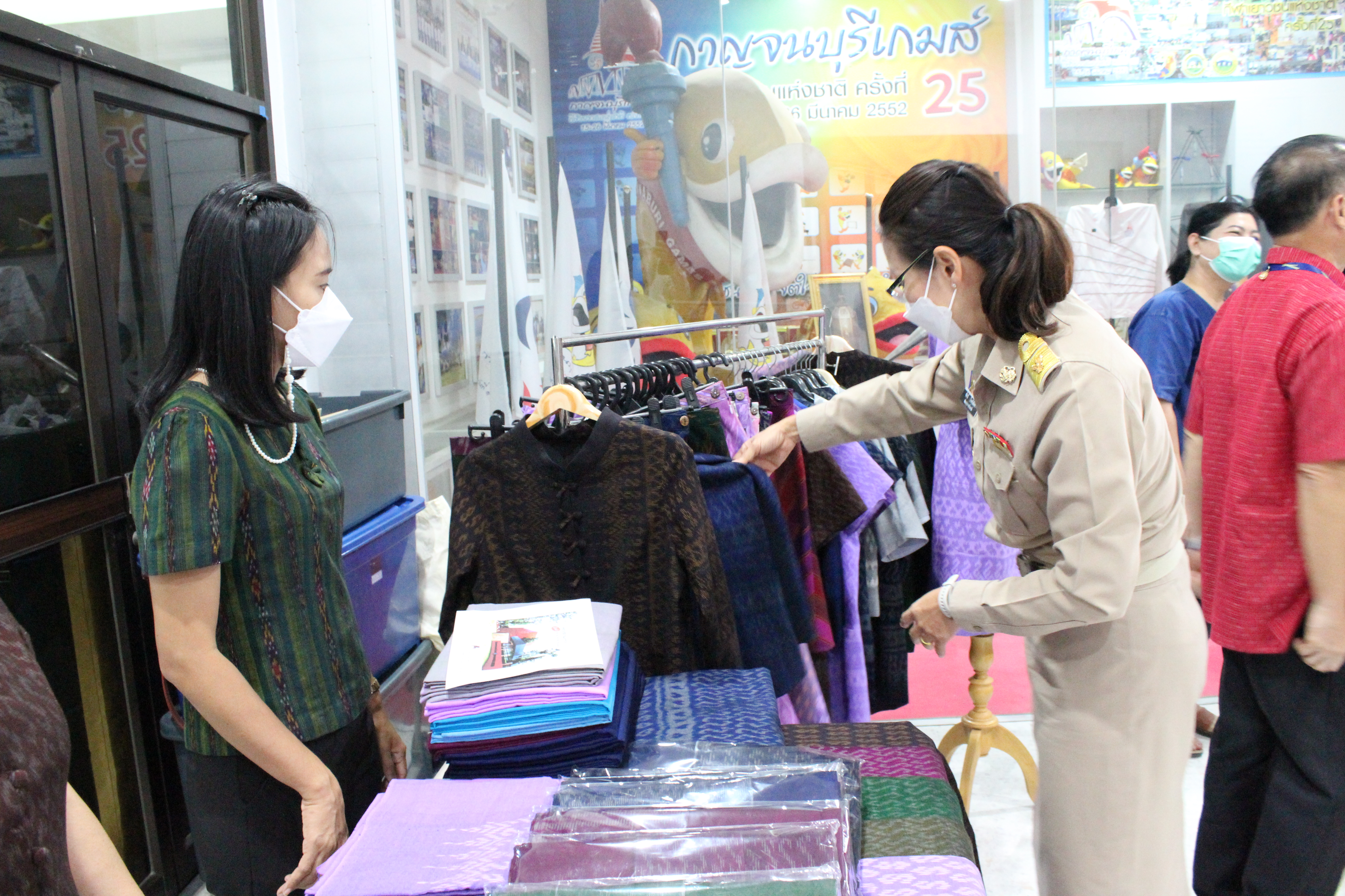 ? CDD KAN News : พช.กาญจนบุรี ร่วมการประชุมหัวหน้าส่วนราชการ ประจำเดือนธันวาคม 2564 ครั้งที่ 12 และประกาศเจตนารมณ์ การขจัดความยากจนและพัฒนาคนทุกช่วงวัยอย่างยั่งยืนตามหลักปรัชญาของเศรษฐกิจพอเพียง และมาตรการส่งเสริมและสนับสนุนการใช้และสวมใส่ผ้าไทย