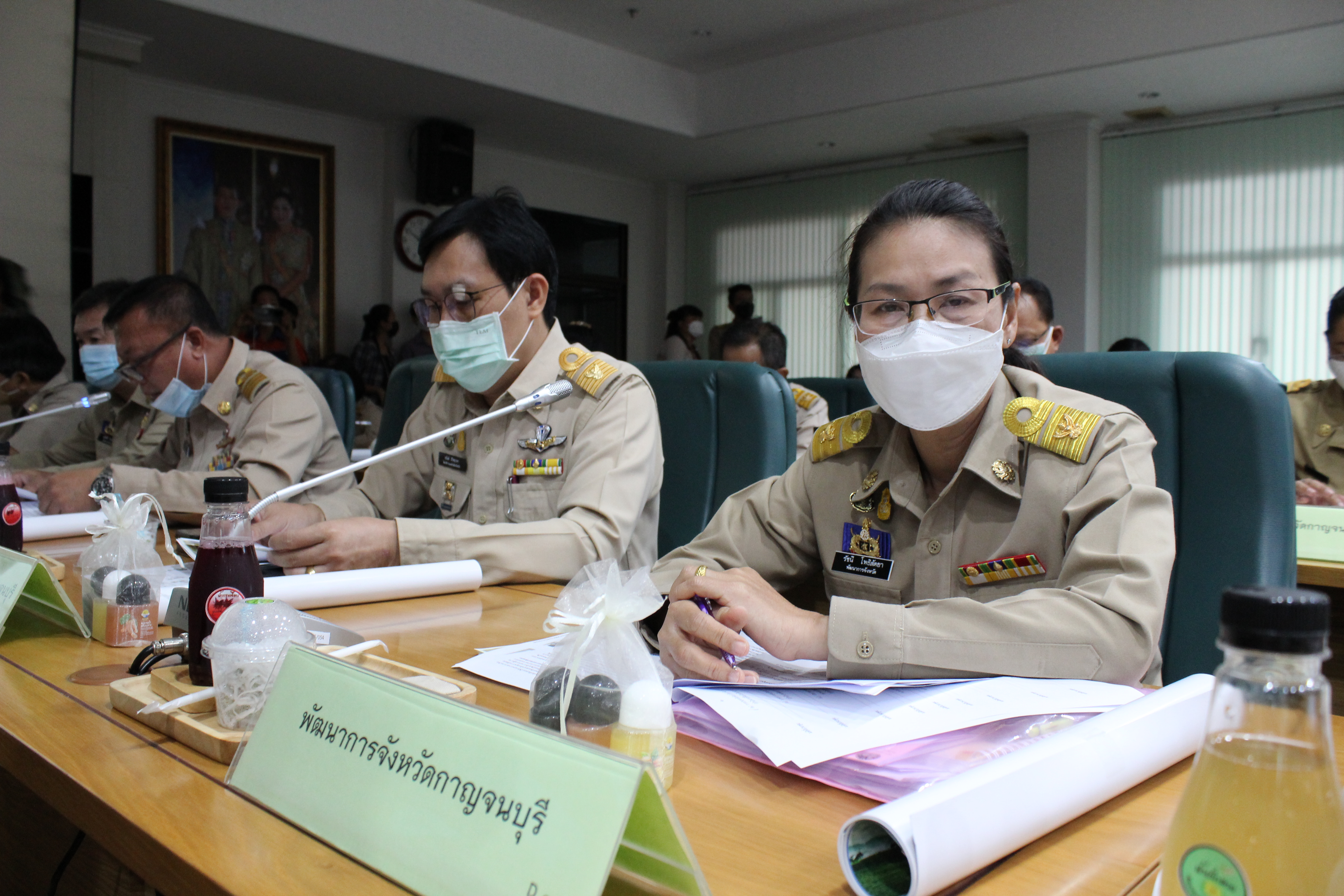 ? CDD KAN News : พช.กาญจนบุรี ร่วมการประชุมหัวหน้าส่วนราชการ ประจำเดือนธันวาคม 2564 ครั้งที่ 12 และประกาศเจตนารมณ์ การขจัดความยากจนและพัฒนาคนทุกช่วงวัยอย่างยั่งยืนตามหลักปรัชญาของเศรษฐกิจพอเพียง และมาตรการส่งเสริมและสนับสนุนการใช้และสวมใส่ผ้าไทย