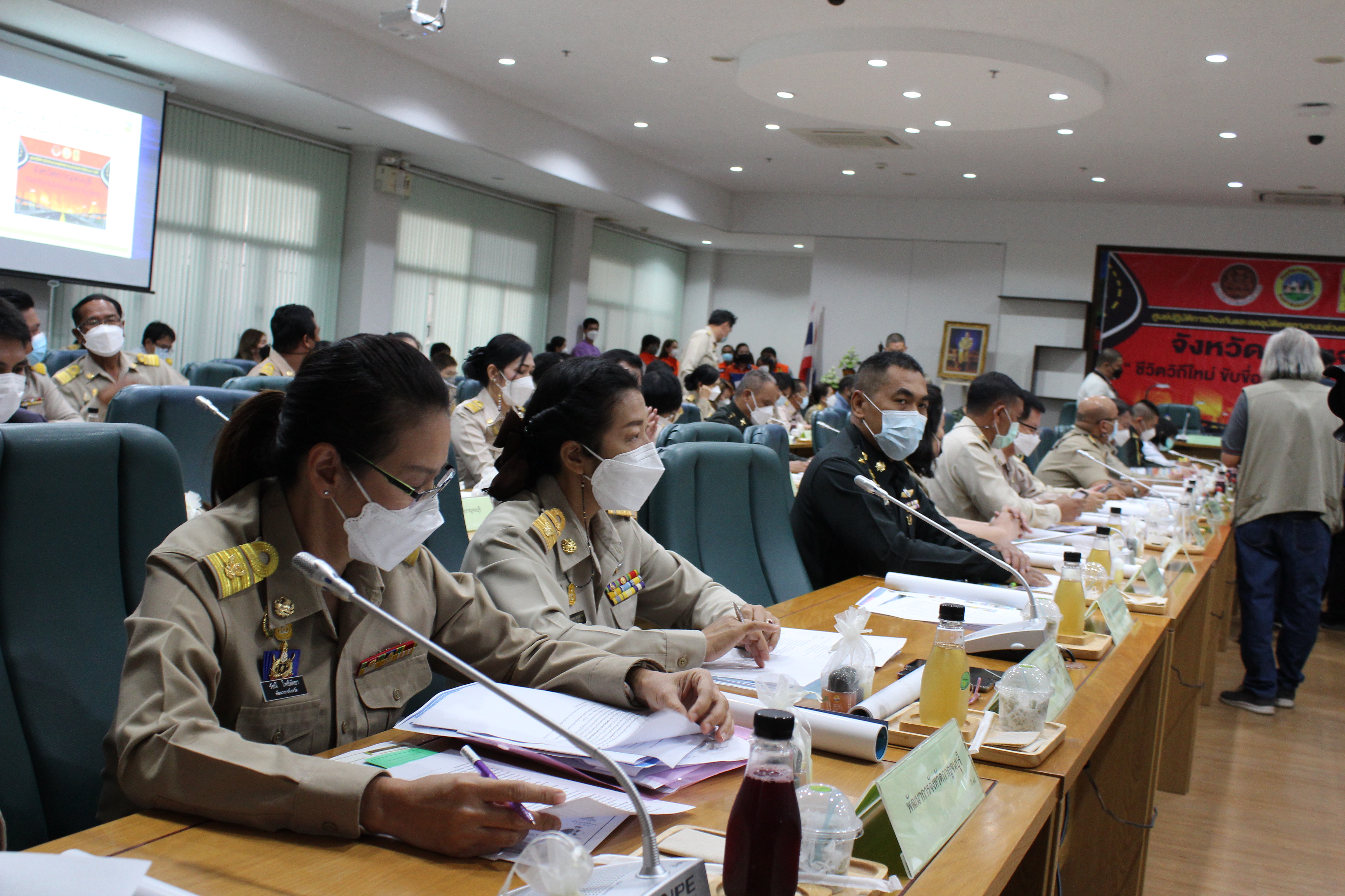 ? CDD KAN News : พช.กาญจนบุรี ร่วมการประชุมหัวหน้าส่วนราชการ ประจำเดือนธันวาคม 2564 ครั้งที่ 12 และประกาศเจตนารมณ์ การขจัดความยากจนและพัฒนาคนทุกช่วงวัยอย่างยั่งยืนตามหลักปรัชญาของเศรษฐกิจพอเพียง และมาตรการส่งเสริมและสนับสนุนการใช้และสวมใส่ผ้าไทย