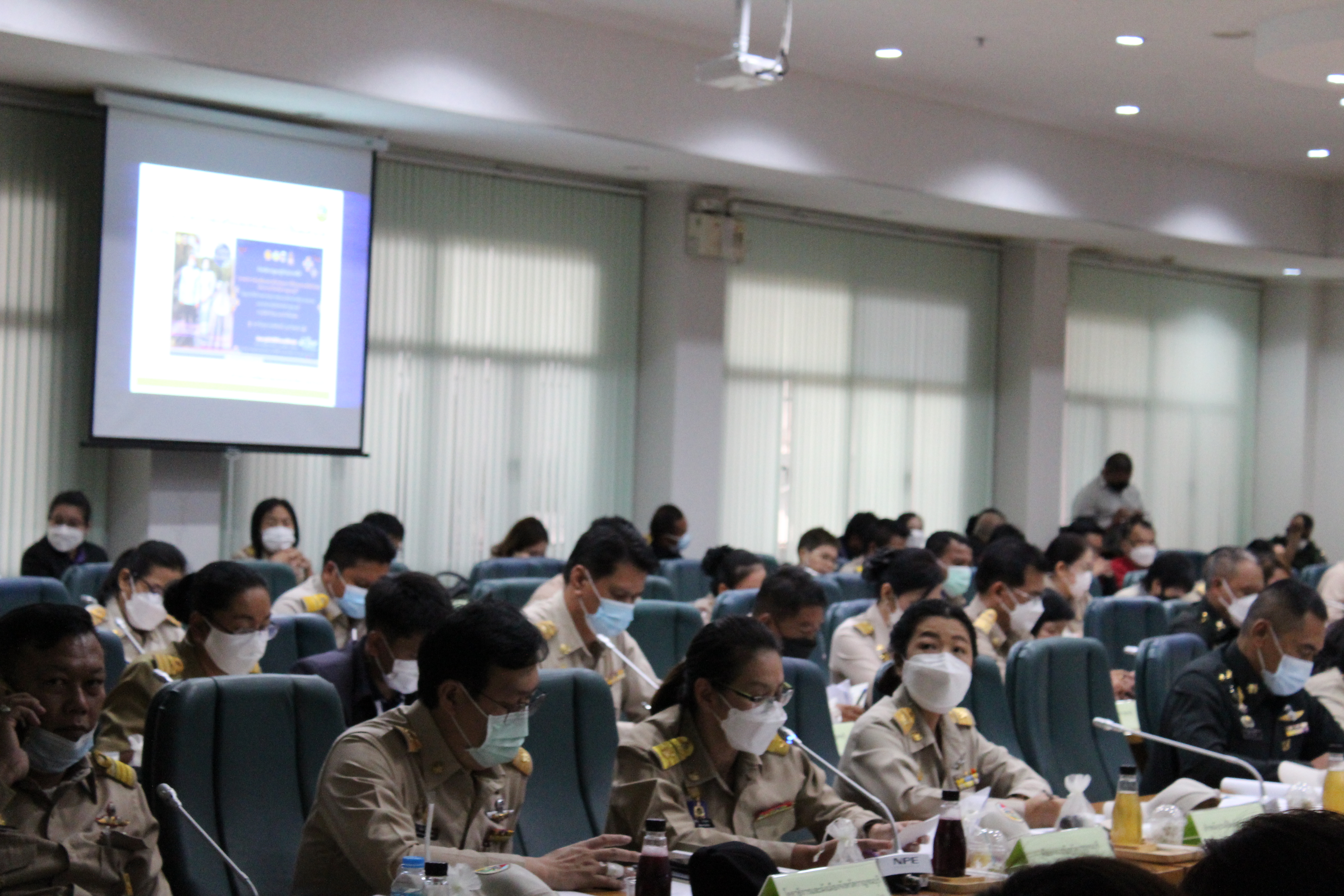 ? CDD KAN News : พช.กาญจนบุรี ร่วมการประชุมหัวหน้าส่วนราชการ ประจำเดือนธันวาคม 2564 ครั้งที่ 12 และประกาศเจตนารมณ์ การขจัดความยากจนและพัฒนาคนทุกช่วงวัยอย่างยั่งยืนตามหลักปรัชญาของเศรษฐกิจพอเพียง และมาตรการส่งเสริมและสนับสนุนการใช้และสวมใส่ผ้าไทย