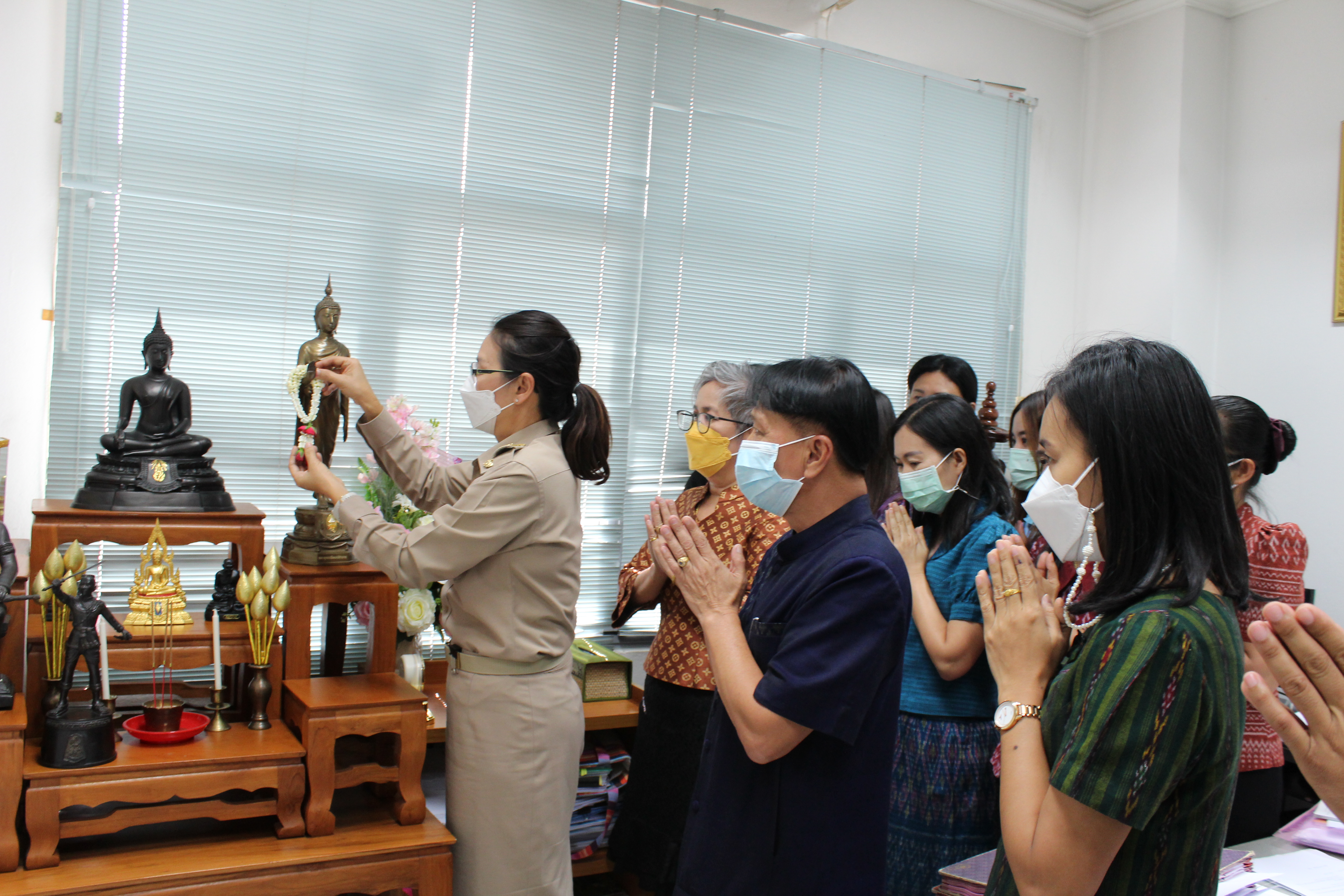 ? CDD KAN News: พช.กาญจนบุรี อัญเชิญพระพุทธพัฒนปชานาถมาประดิษฐาน ณ สำนักงานพัฒนาชุมชนจังหวัดกาญจนบุรี