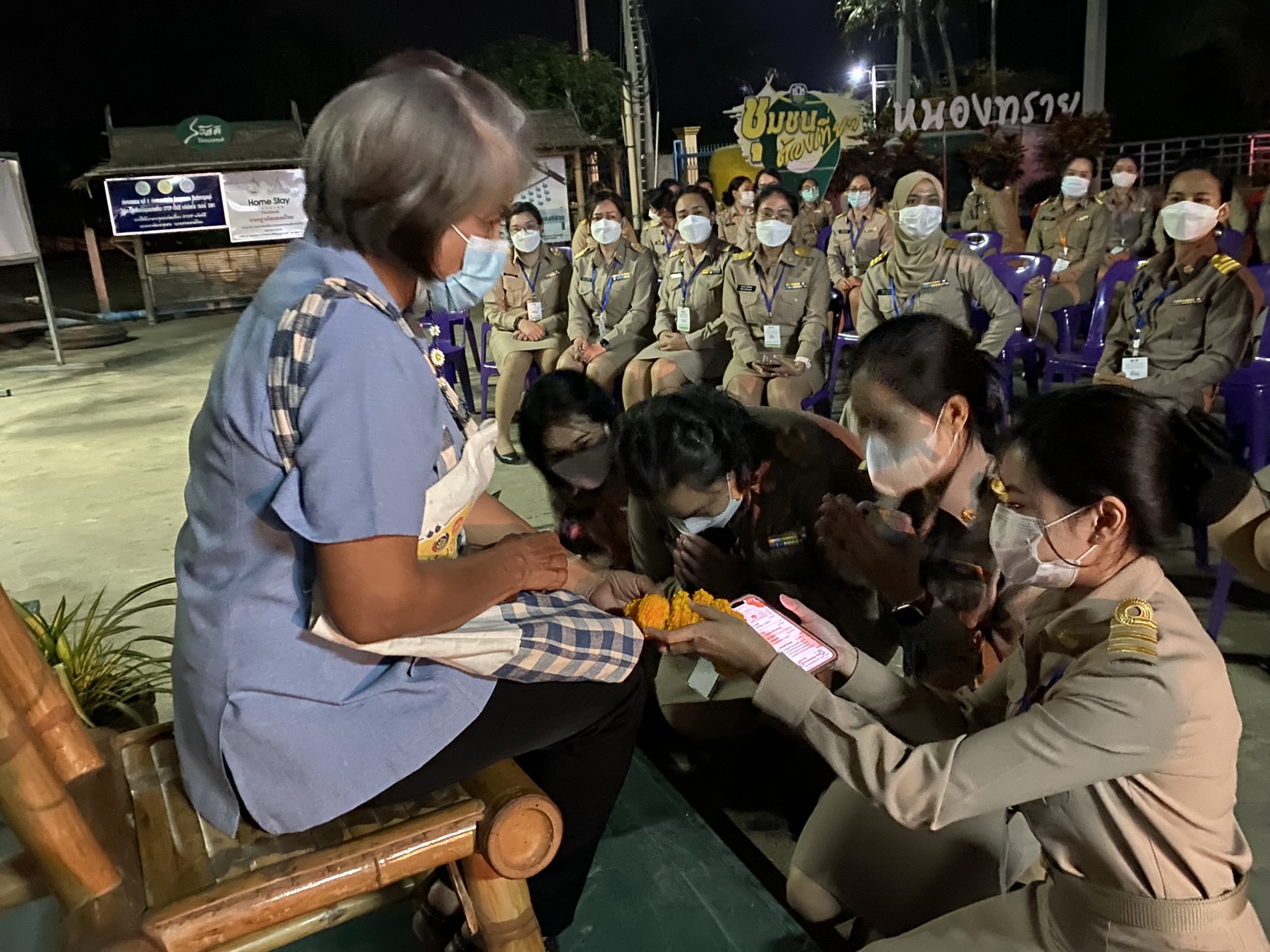 “พัฒนาชุมชนกาญจนบุรีจับมืออำเภอพนมทวน รับพัฒนากรบรรจุใหม่ รุ่น 119 ลงพื้นที่เรียนรู้ต้นแบบงานพัฒนาชุมชนในพื้นที่จริง หวังสร้างคนพัฒนารุ่นใหม่”
