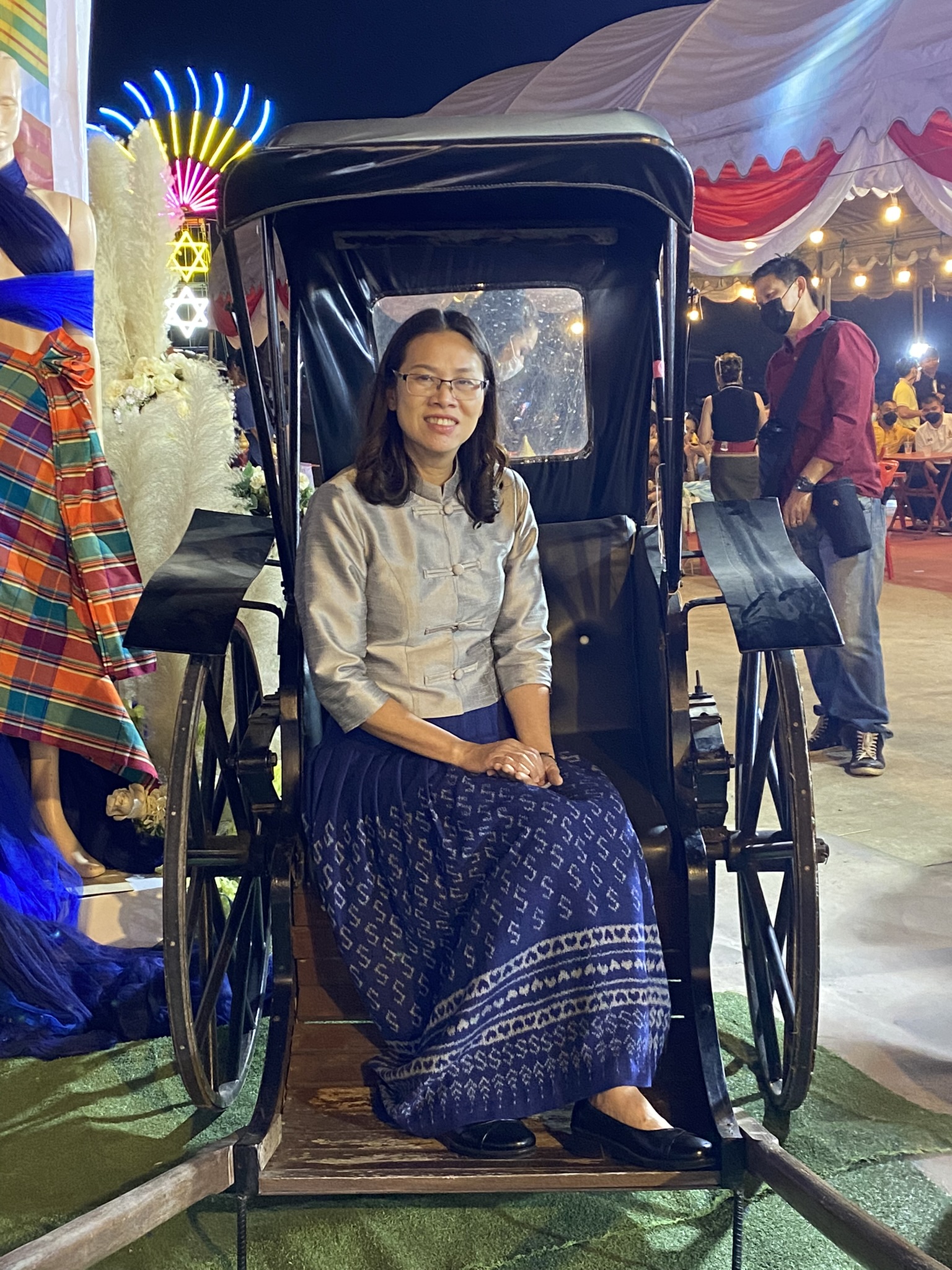 “พัฒนาชุมชนเมืองกาญจน์ ชวนพาชมความสวยงามผ้าไทยในงาน“กาญจนบุรี รักษ์ผ้าไทย รวมน้ำใจ ช่วยกาชาด” และชวนเที่ยวงานสะพาน 64″