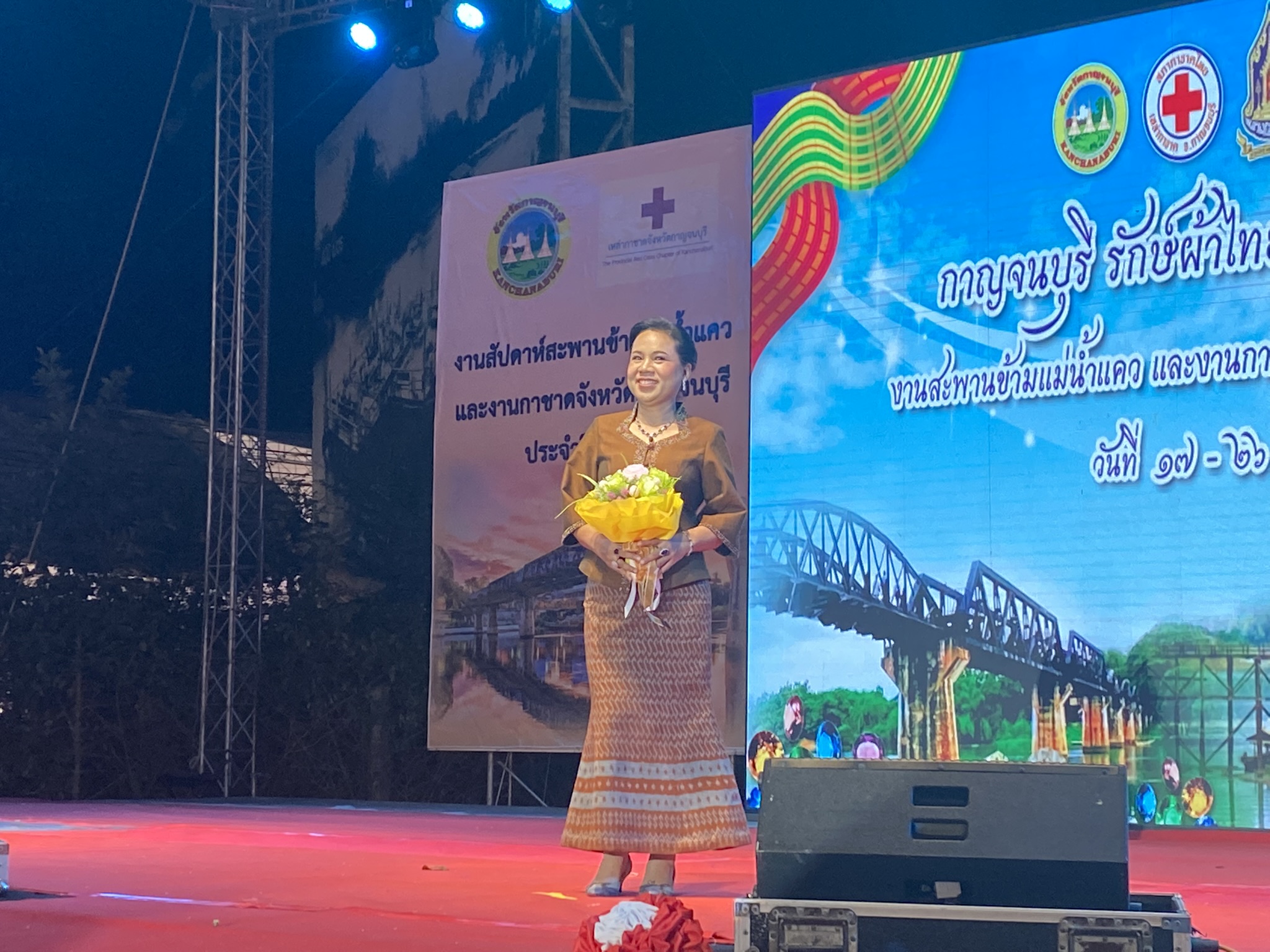 “พัฒนาชุมชนเมืองกาญจน์ ชวนพาชมความสวยงามผ้าไทยในงาน“กาญจนบุรี รักษ์ผ้าไทย รวมน้ำใจ ช่วยกาชาด” และชวนเที่ยวงานสะพาน 64″