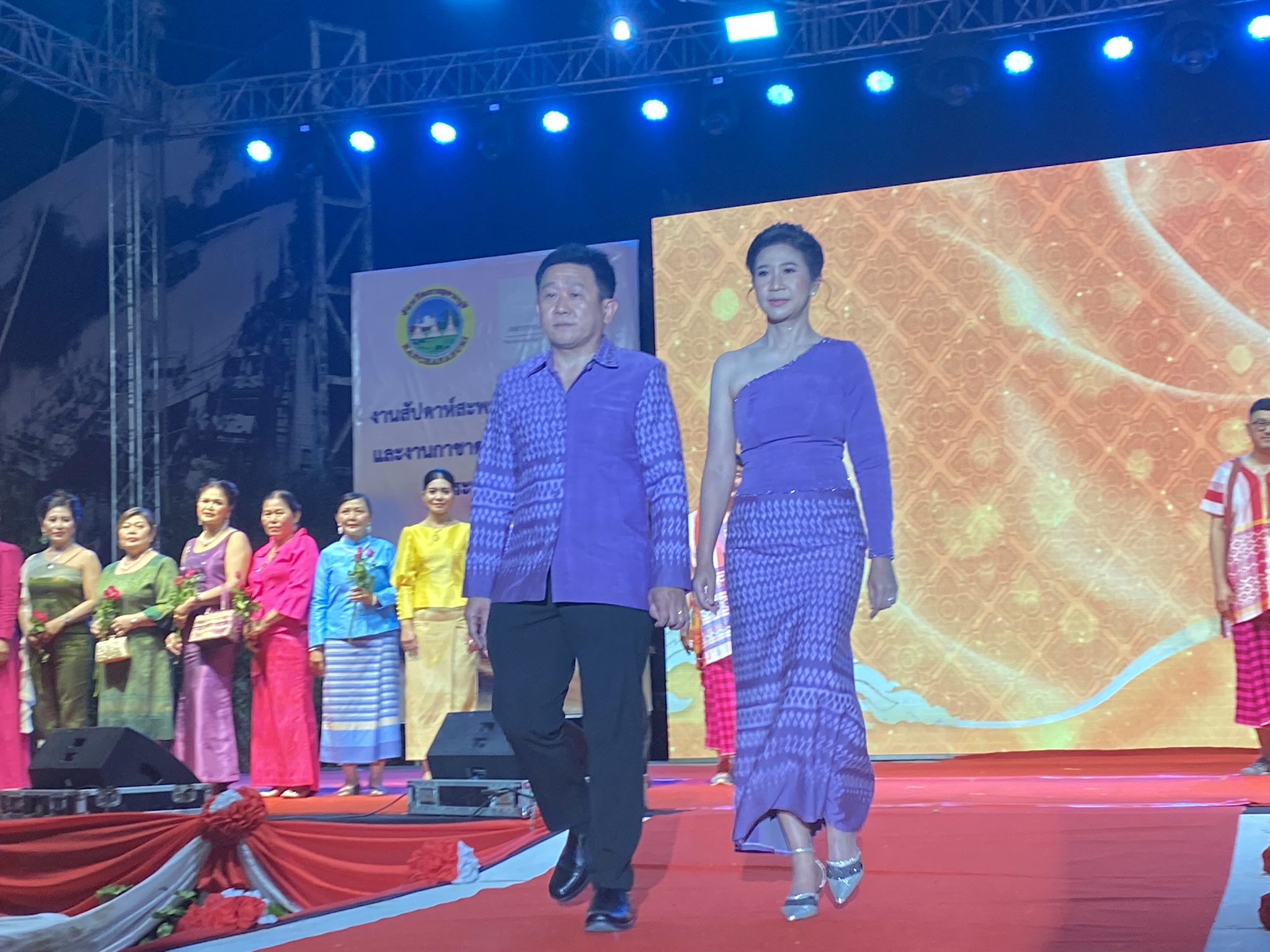 “พัฒนาชุมชนเมืองกาญจน์ ชวนพาชมความสวยงามผ้าไทยในงาน“กาญจนบุรี รักษ์ผ้าไทย รวมน้ำใจ ช่วยกาชาด” และชวนเที่ยวงานสะพาน 64″