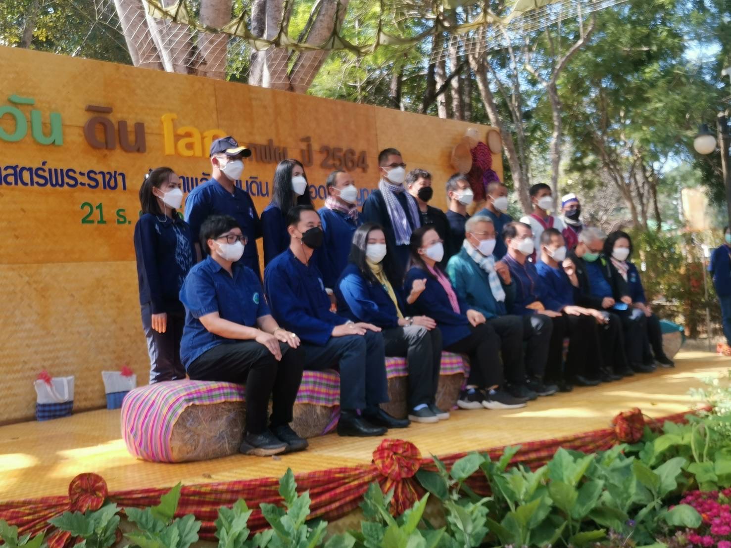 “พัฒนาชุมชนกาญจนบุรีจับมือทองผาภูมิ ร่วมแสดงผลความสำเร็จของโคก หนอง นา โมเดล ในงานวันดินโลก เขื่อนวชิราลงกรณ”