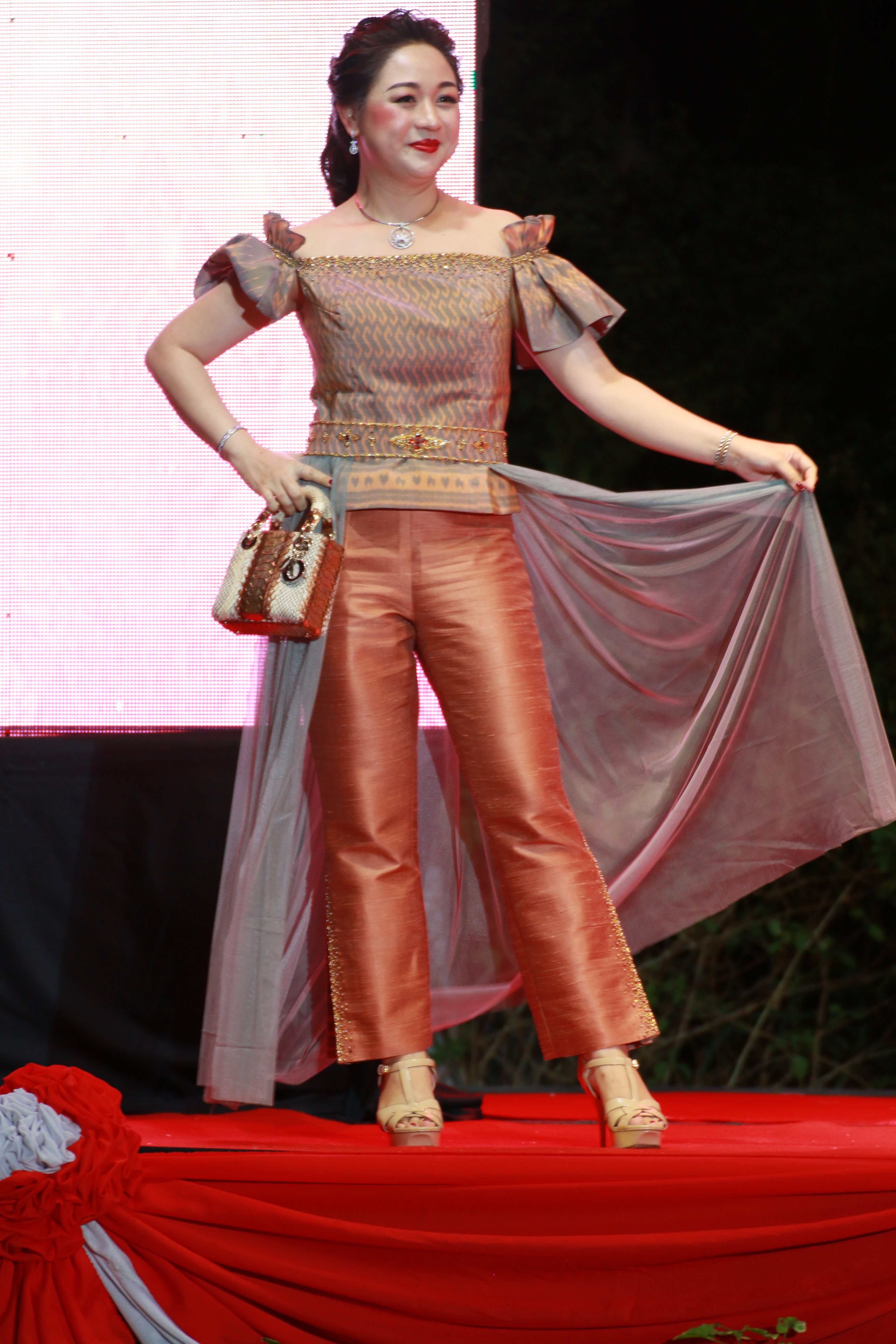 “พัฒนาชุมชนเมืองกาญจน์ ชวนพาเที่ยวงานสะพาน 64 เปิดประสบการณ์ชมความสวยงามของประวัติศาสตร์ เดินแบบผ้าไทย และชิม ช้อป ของดี ของอร่อย เมืองกาญจน์”