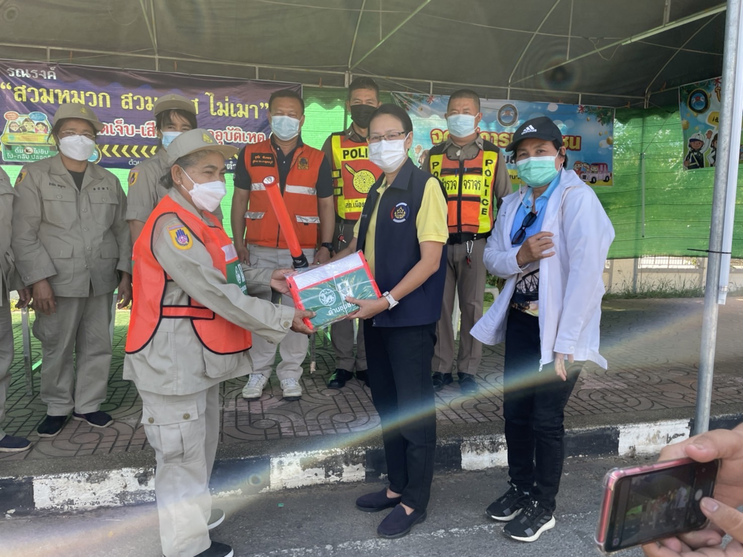 ? พัฒนาการจังหวัดกาญจนบุรี ลงพื้นที่ออกตรวจเยี่ยมหน่วยบริการและอำนวยความสะดวกให้กับประชาชนในช่วงเทศกาลปีใหม่ ประจำปี 2565 ในพื้นที่อำเภอเมืองกาญจนบุรี