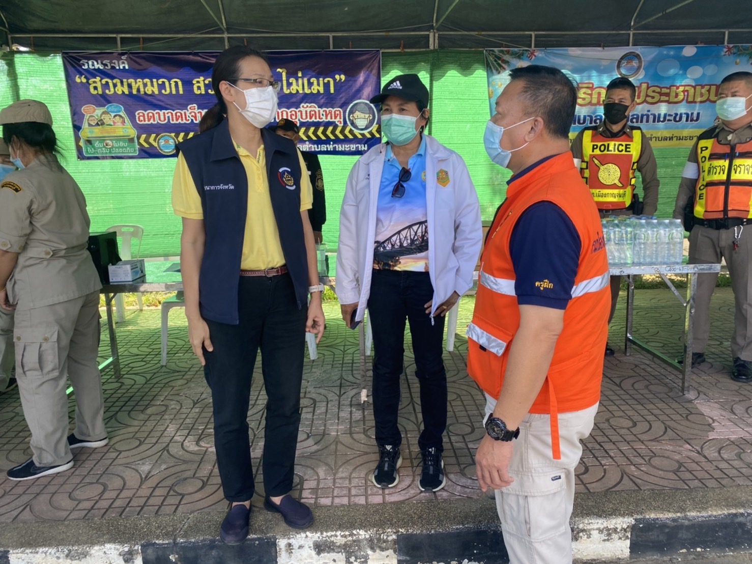? พัฒนาการจังหวัดกาญจนบุรี ลงพื้นที่ออกตรวจเยี่ยมหน่วยบริการและอำนวยความสะดวกให้กับประชาชนในช่วงเทศกาลปีใหม่ ประจำปี 2565 ในพื้นที่อำเภอเมืองกาญจนบุรี