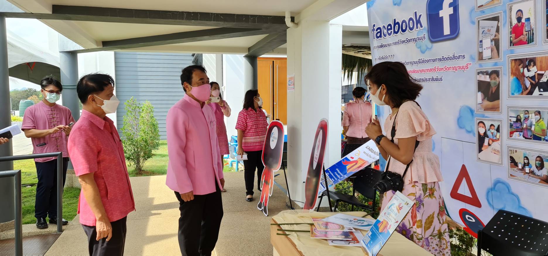 ? CDD KAN News : พช.กาญจนบุรี จัดแสดงบูธ Click ชุมชน เพื่อประชาสัมพันธ์แก่ผู้เข้าร่วมงานโครงการ “พัฒนาศักยภาพและสร้างความเข้มแข็งให้แก่กลุ่มสตรีจังหวัดกาญจนบุรี เนื่องในวันสตรีสากล ปี 2565”