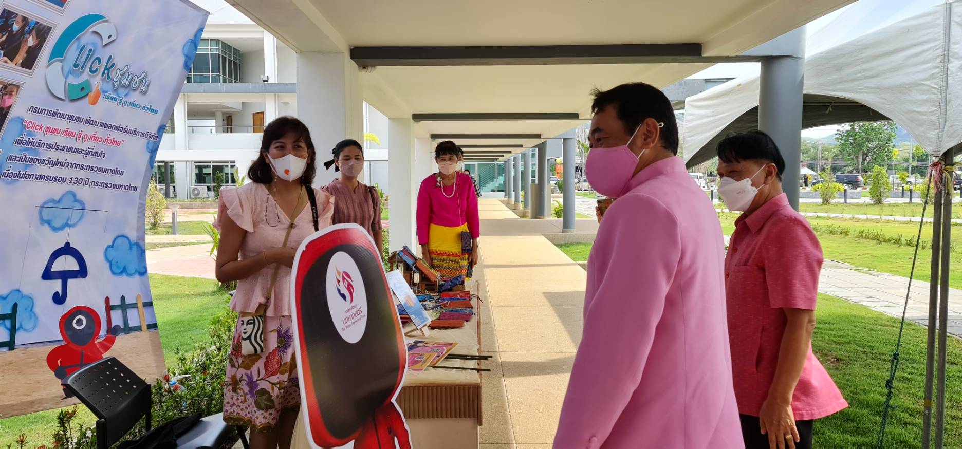 ? CDD KAN News : พช.กาญจนบุรี จัดแสดงบูธ Click ชุมชน เพื่อประชาสัมพันธ์แก่ผู้เข้าร่วมงานโครงการ “พัฒนาศักยภาพและสร้างความเข้มแข็งให้แก่กลุ่มสตรีจังหวัดกาญจนบุรี เนื่องในวันสตรีสากล ปี 2565”