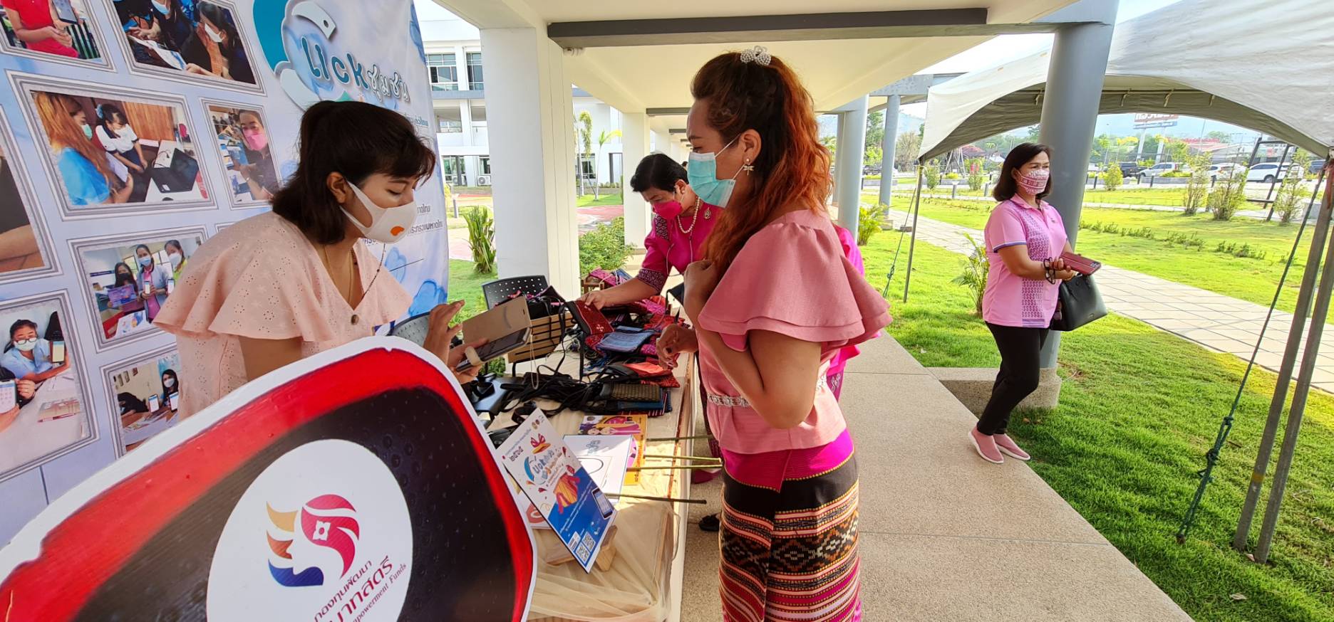 ? CDD KAN News : พช.กาญจนบุรี จัดแสดงบูธ Click ชุมชน เพื่อประชาสัมพันธ์แก่ผู้เข้าร่วมงานโครงการ “พัฒนาศักยภาพและสร้างความเข้มแข็งให้แก่กลุ่มสตรีจังหวัดกาญจนบุรี เนื่องในวันสตรีสากล ปี 2565”