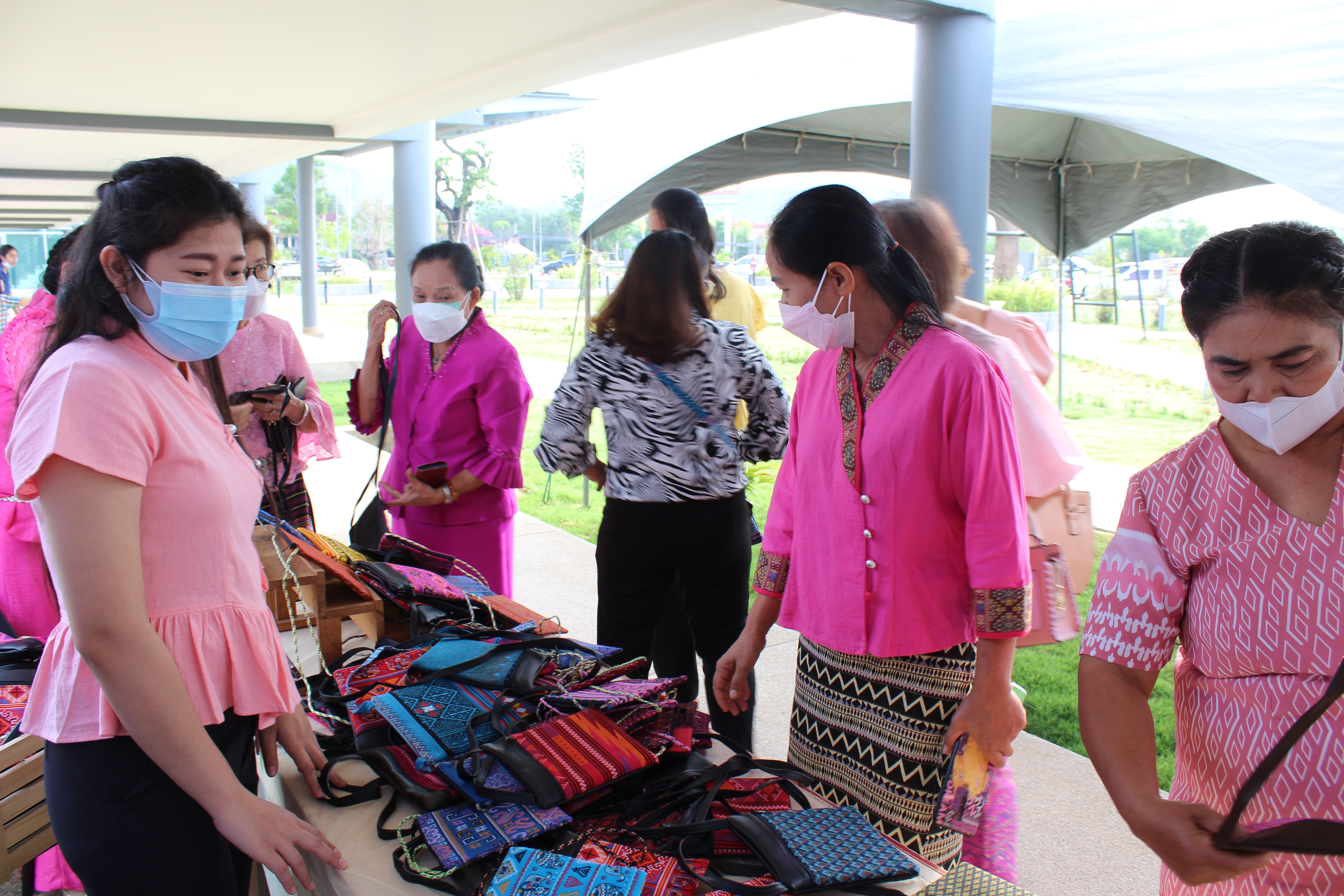 ? CDD KAN News : พช.กาญจนบุรี จัดแสดงบูธ Click ชุมชน เพื่อประชาสัมพันธ์แก่ผู้เข้าร่วมงานโครงการ “พัฒนาศักยภาพและสร้างความเข้มแข็งให้แก่กลุ่มสตรีจังหวัดกาญจนบุรี เนื่องในวันสตรีสากล ปี 2565”